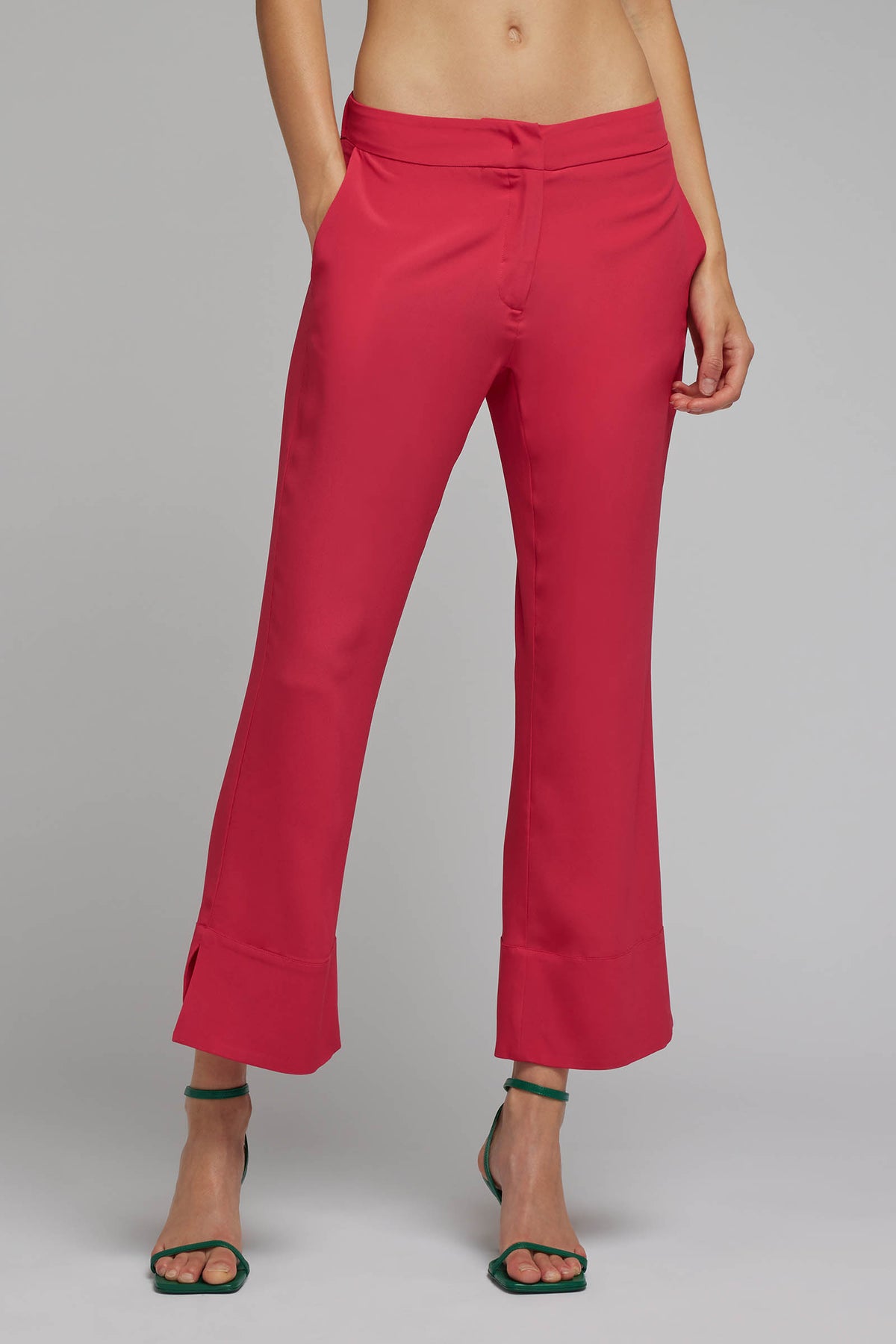 pantalone modello flare crepe de chine