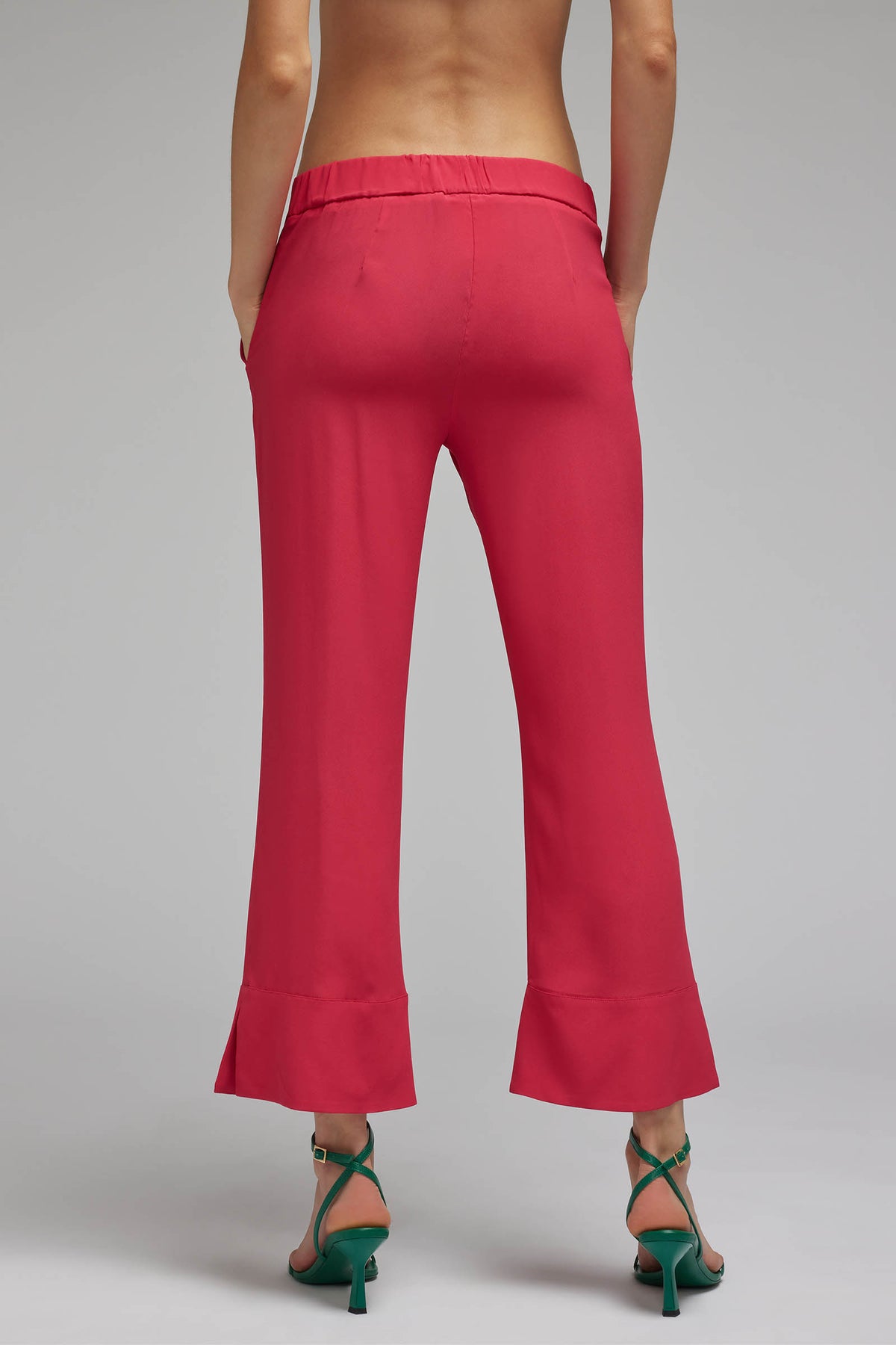 pantalone modello flare crepe de chine