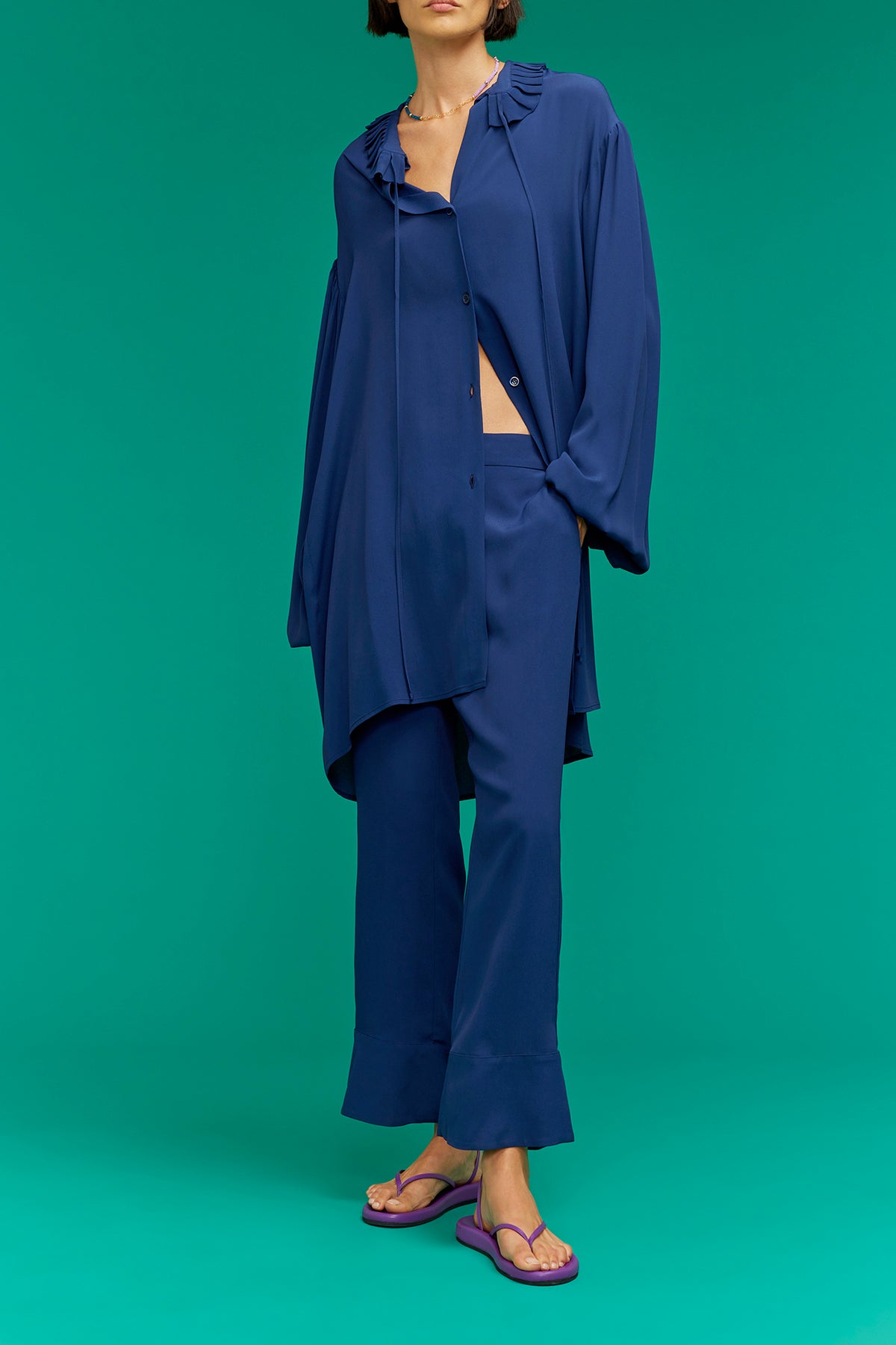 pantalone modello flare crepe de chine