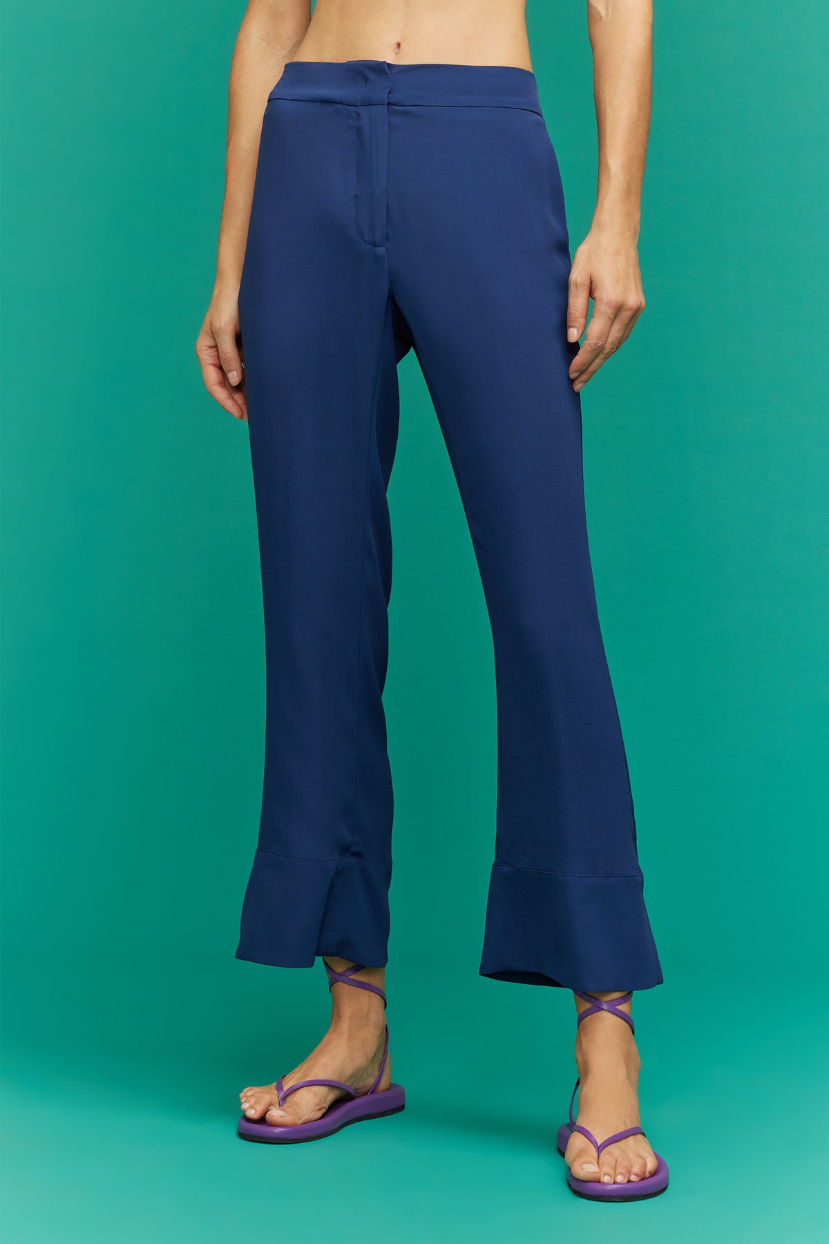 pantalone modello flare crepe de chine