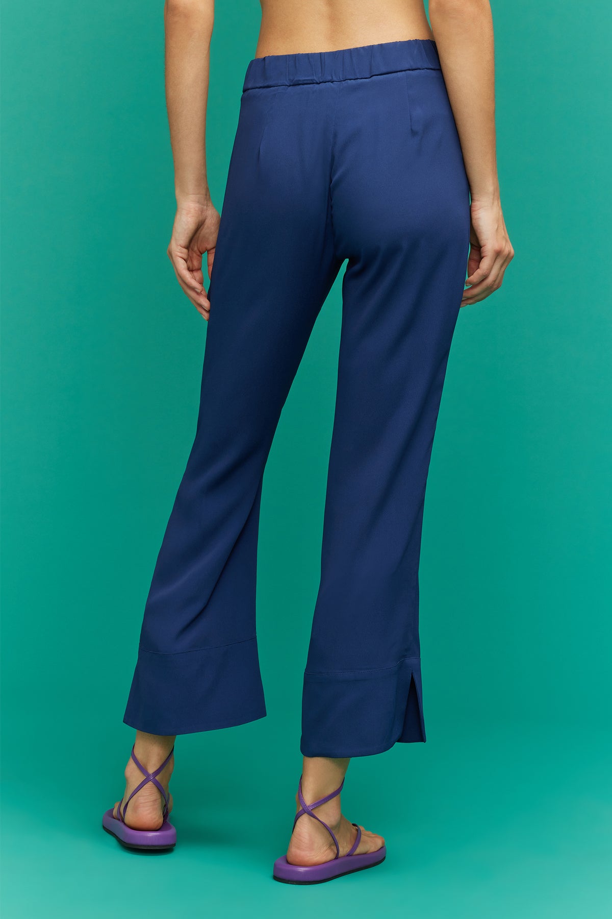 pantalone modello flare crepe de chine