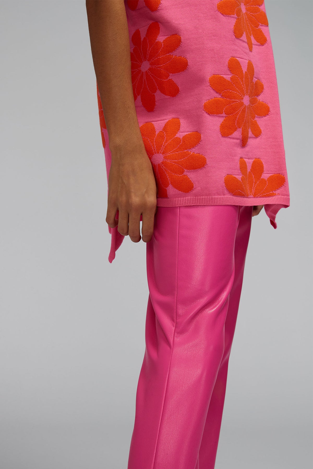 pantalone a trombetta in eco pelle
