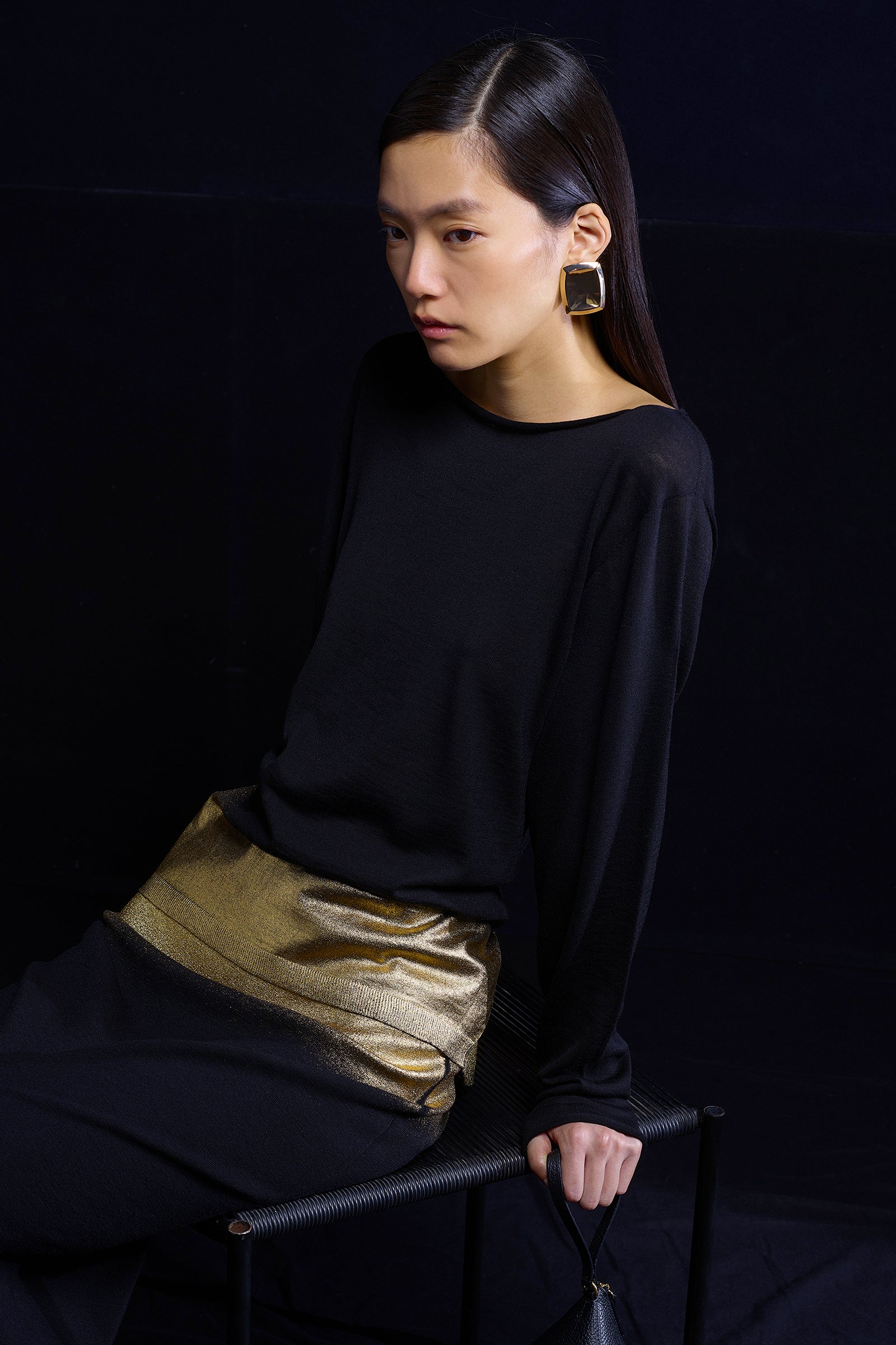 SWEATER WITH LAMINATED EDGE