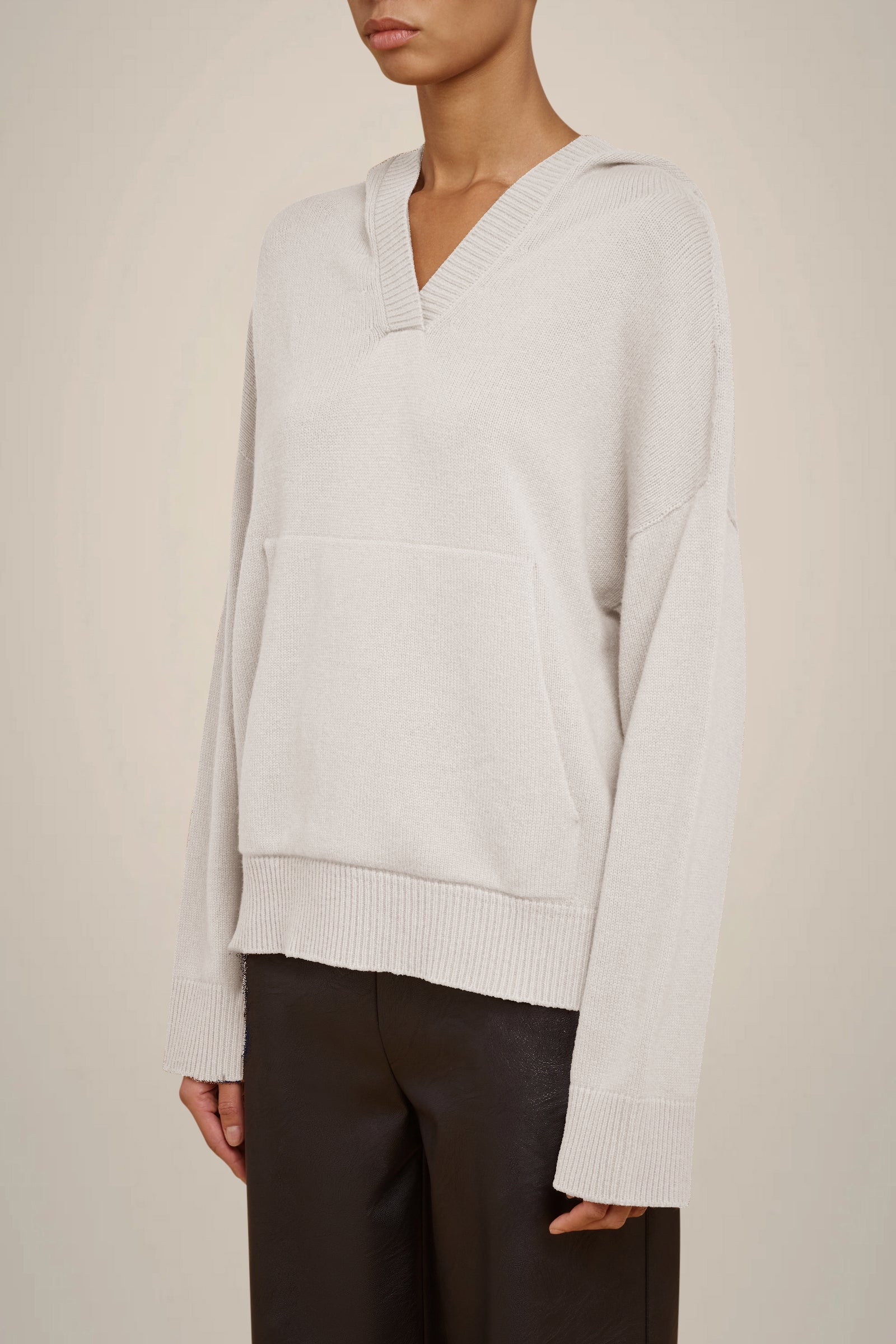 MAGLIA CON CAPPUCCIO