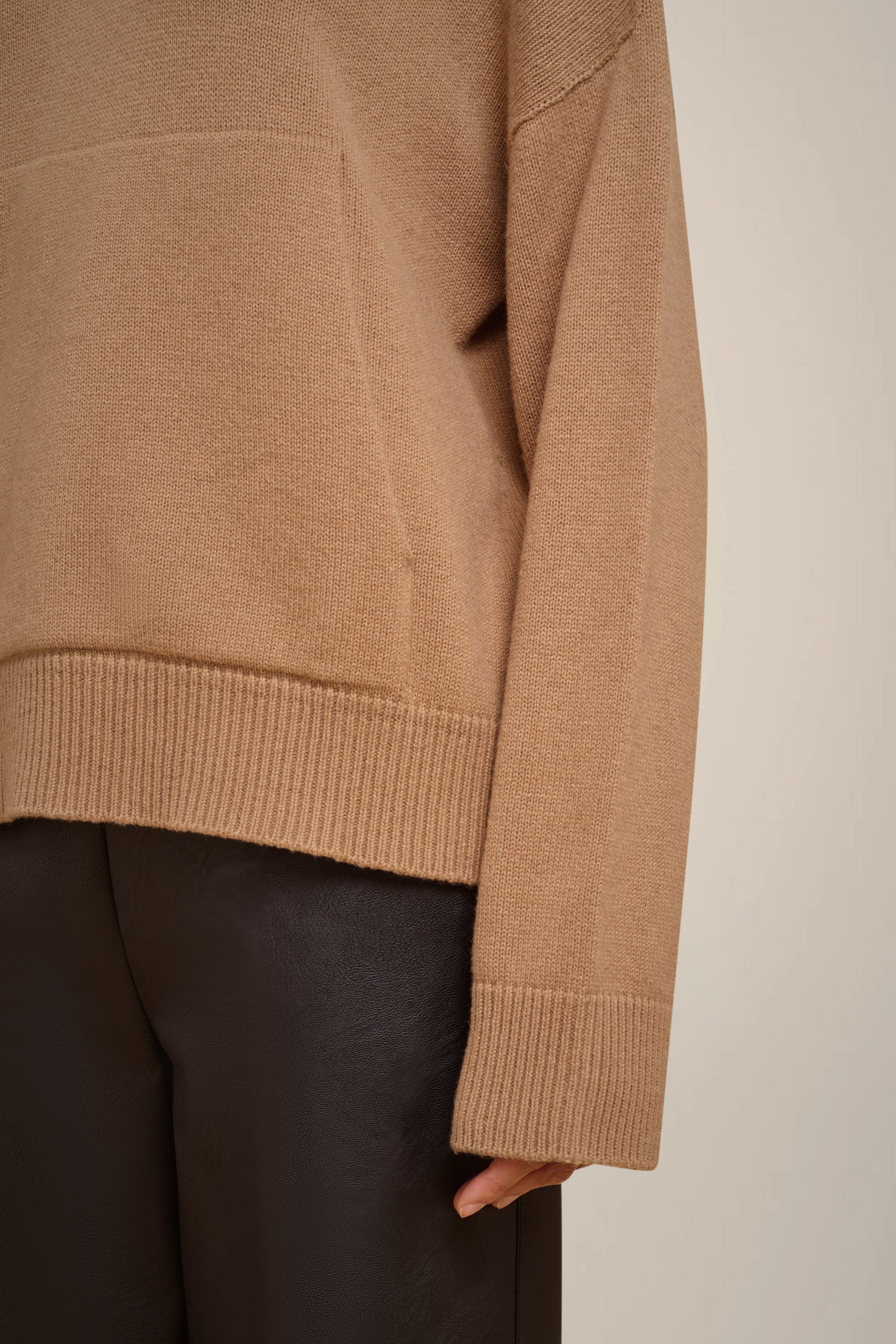 MAGLIA CON CAPPUCCIO