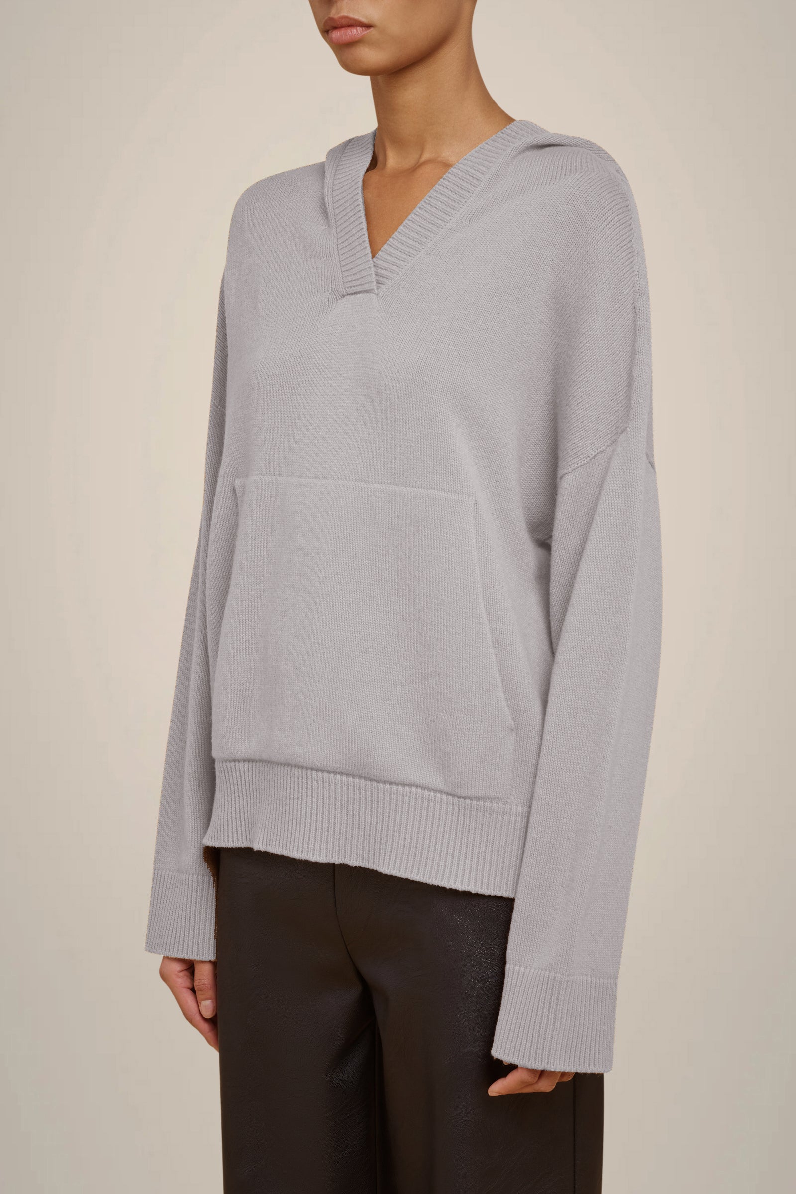 MAGLIA CON CAPPUCCIO
