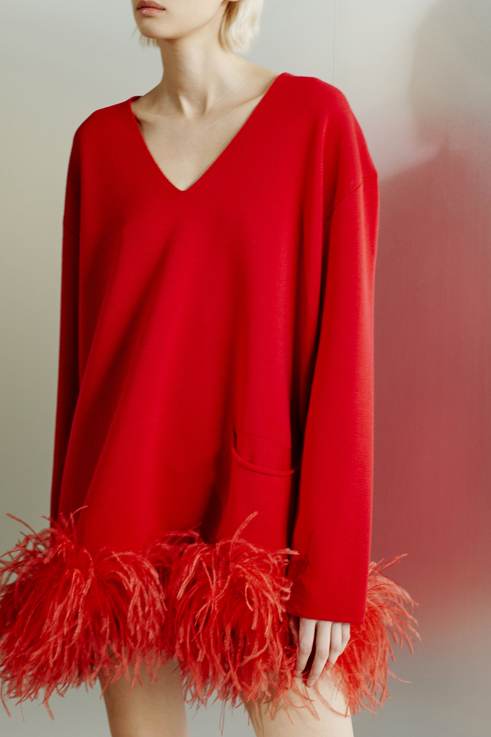 MAGLIA CON DETTAGLIO PIUME SUL FONDO
