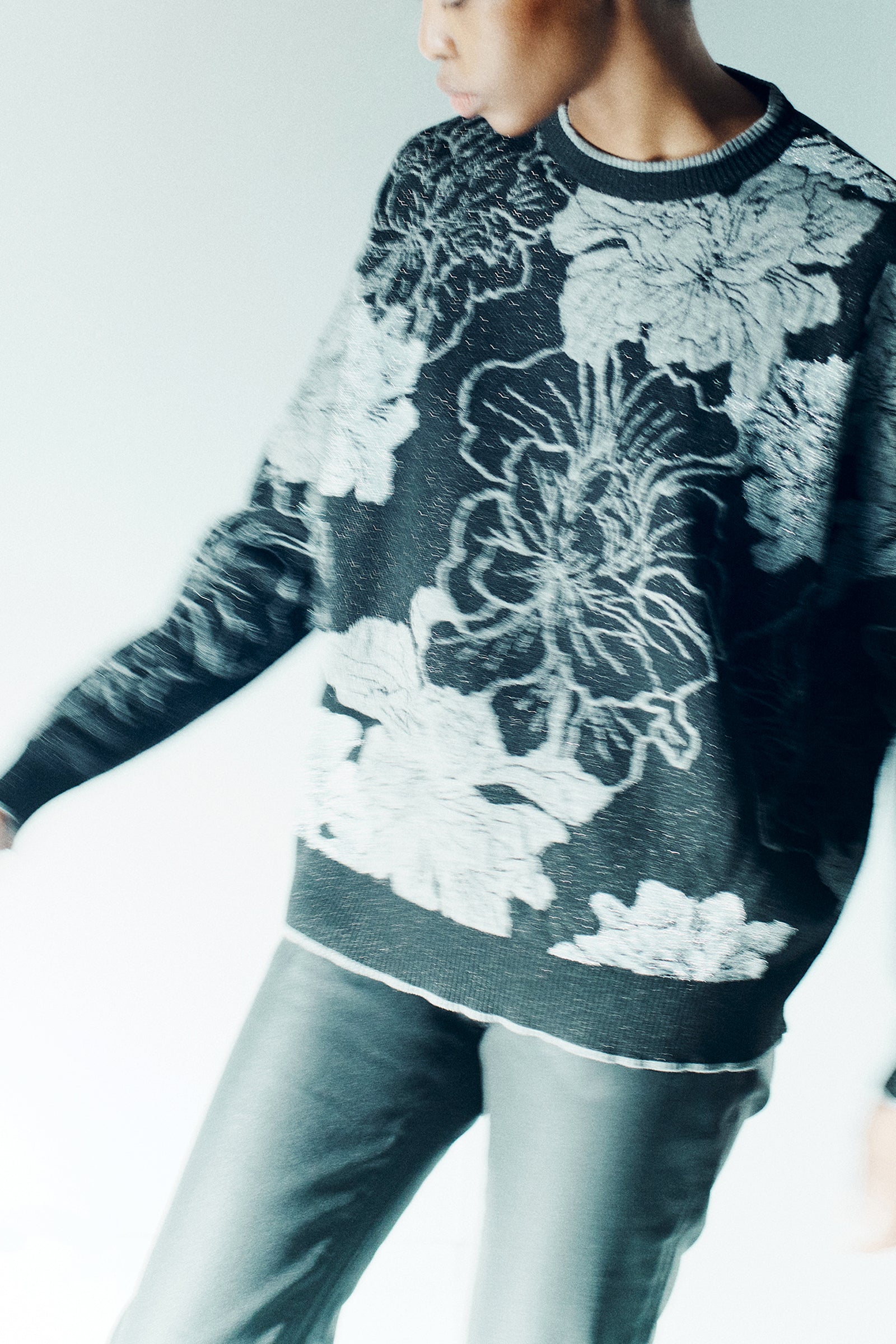 MAGLIA GIROCOLLO CON DISEGNO FLOREALE