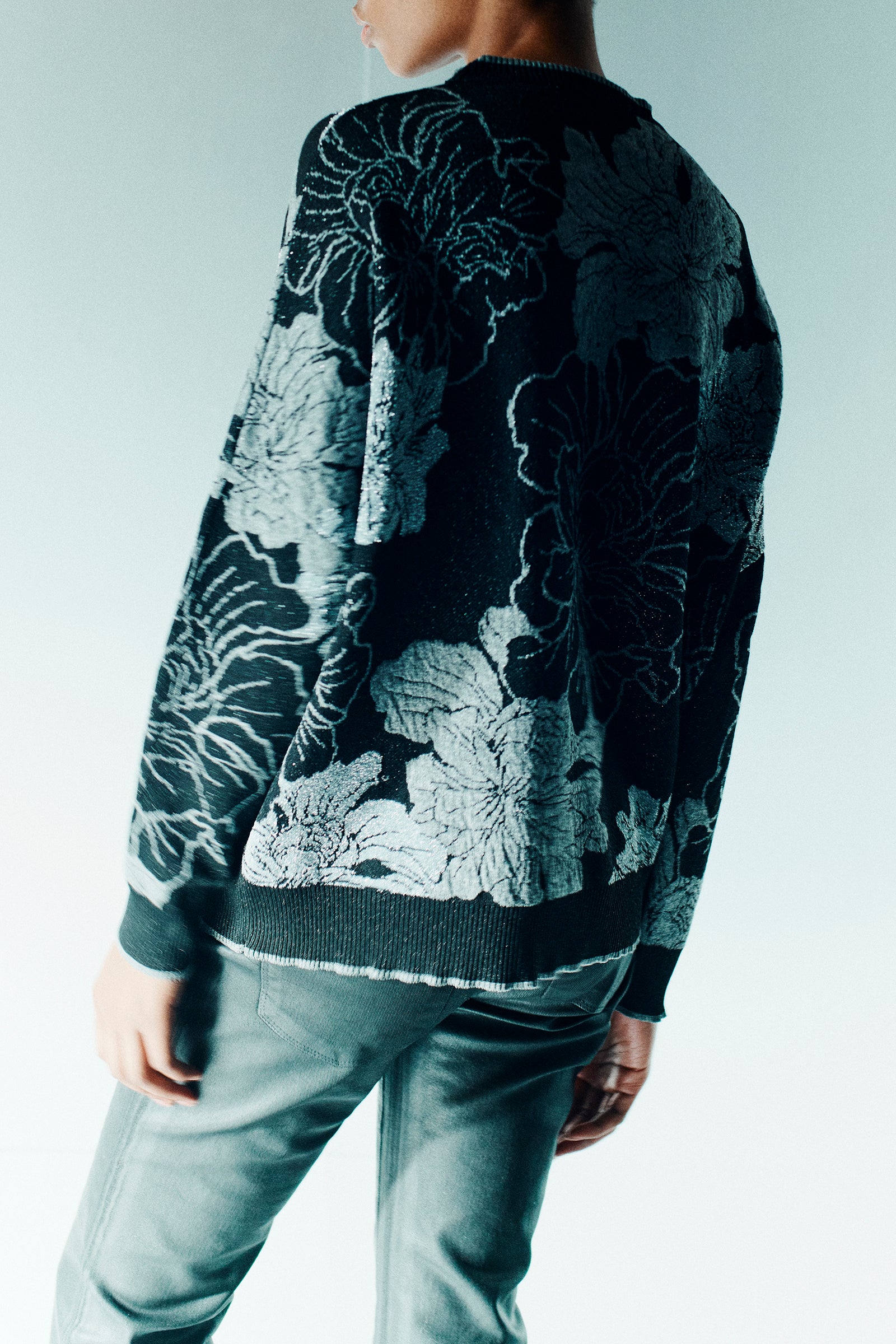 MAGLIA GIROCOLLO CON DISEGNO FLOREALE