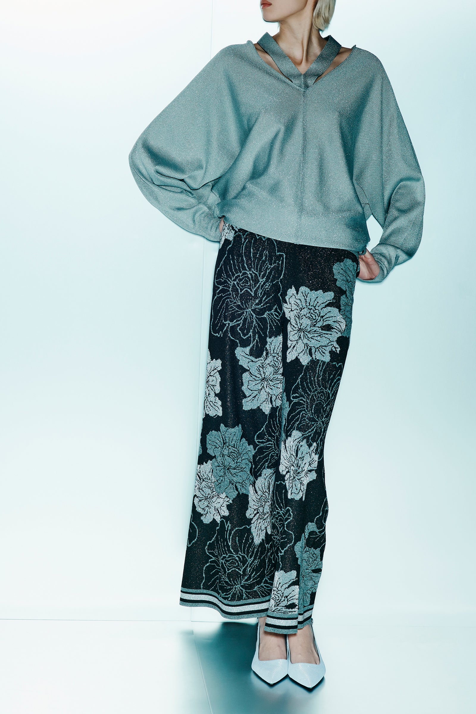 PANTALONE CROPPED CON DISEGNO FLOREALE