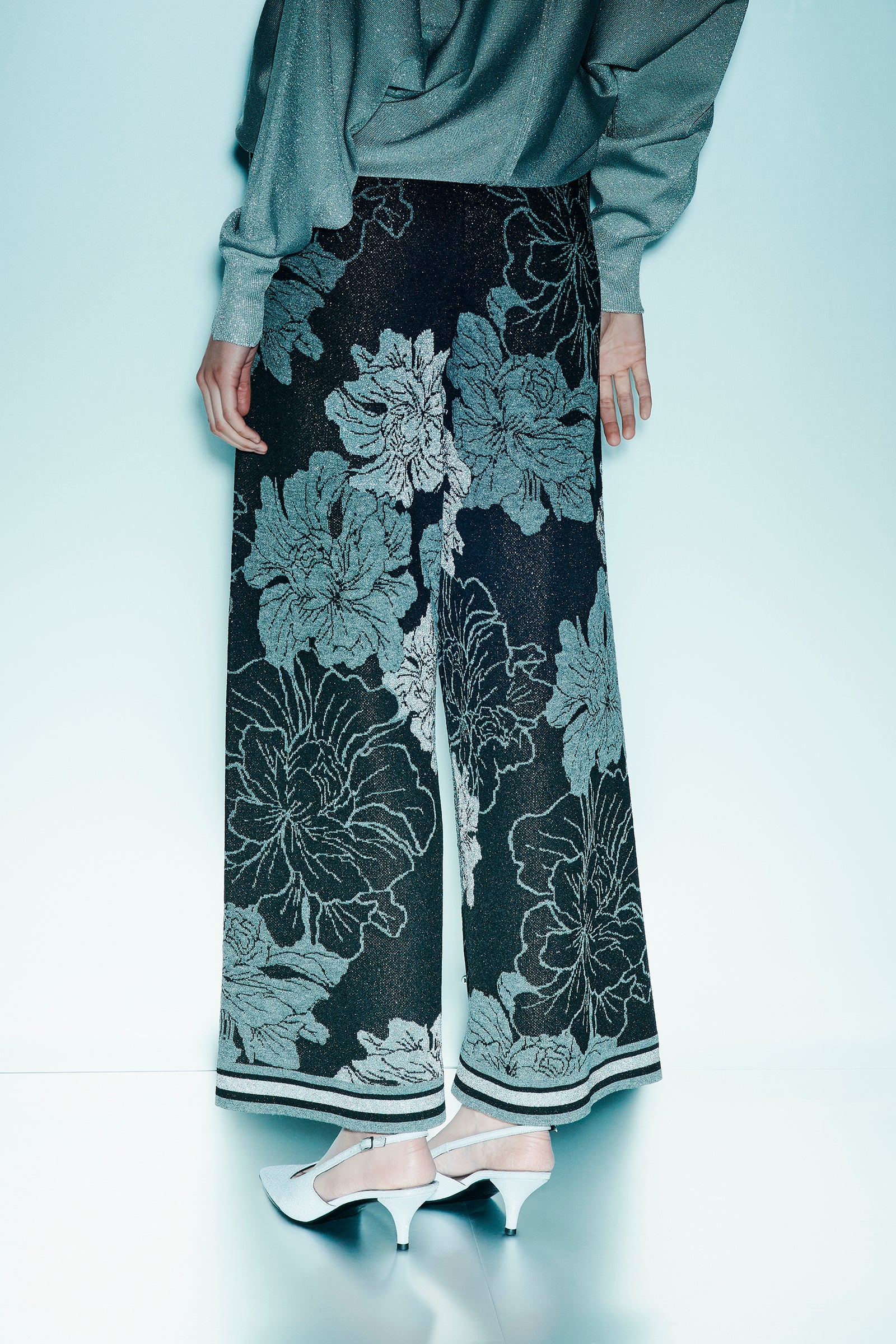 PANTALONE CROPPED CON DISEGNO FLOREALE