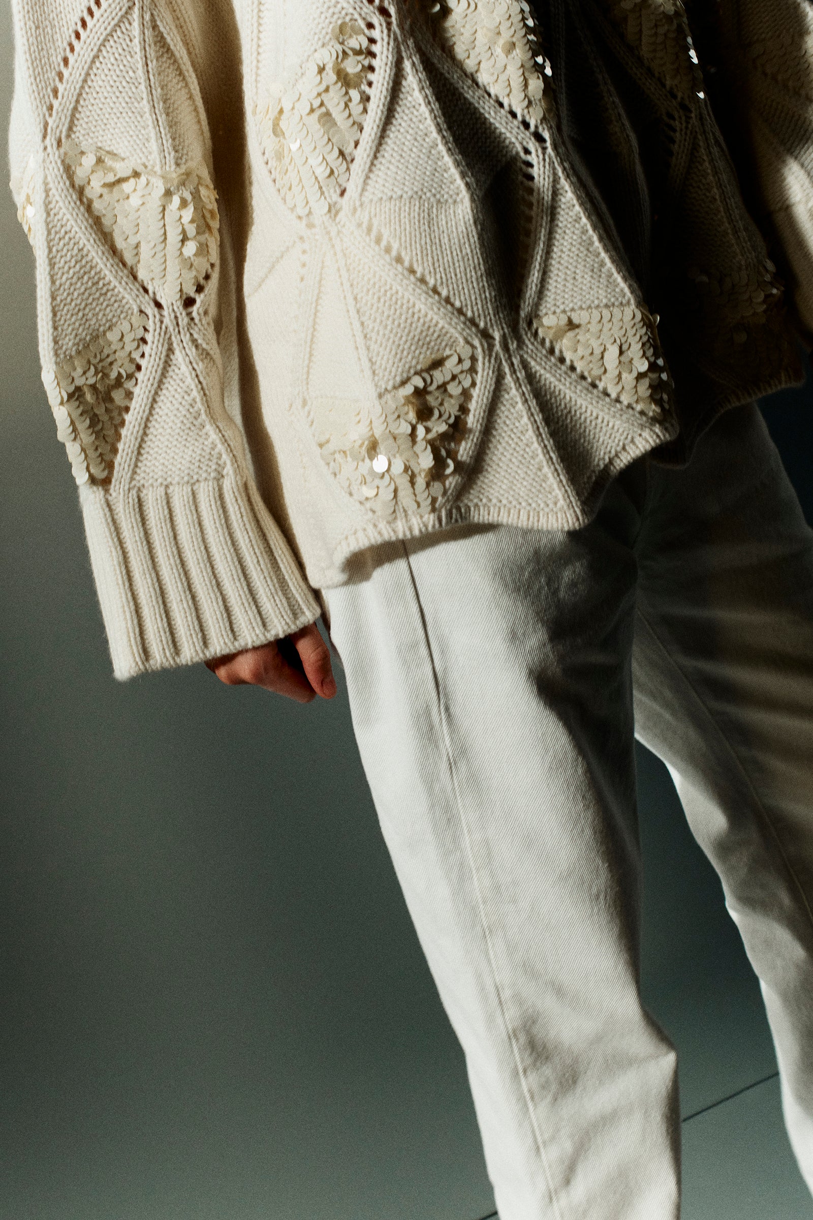 MAGLIA GIROCOLLO CON RICAMO PAILLETTES