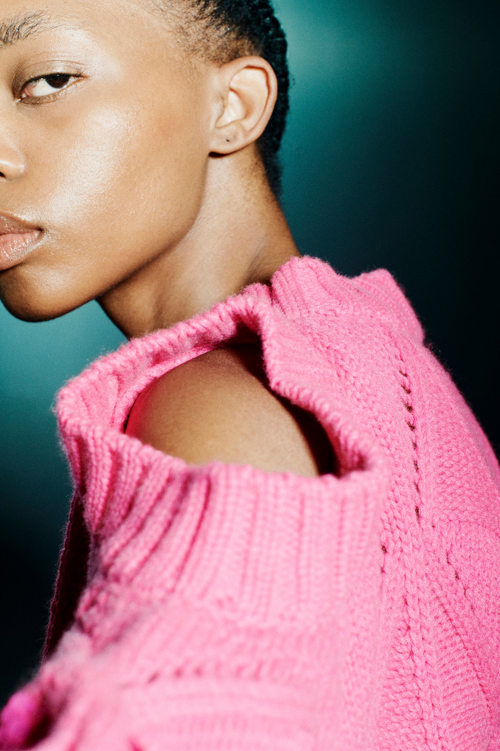 MAGLIA CON DETTAGLIO CUT OUT E RICAMO PAILLETTES