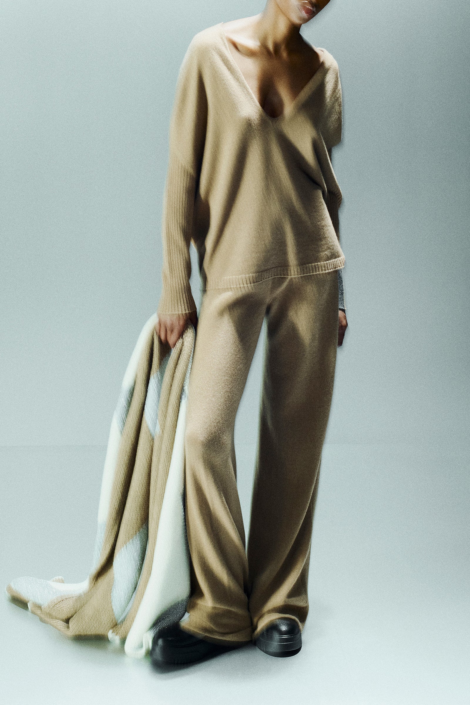 MAGLIA SCOLLO A V IN CASHMERE