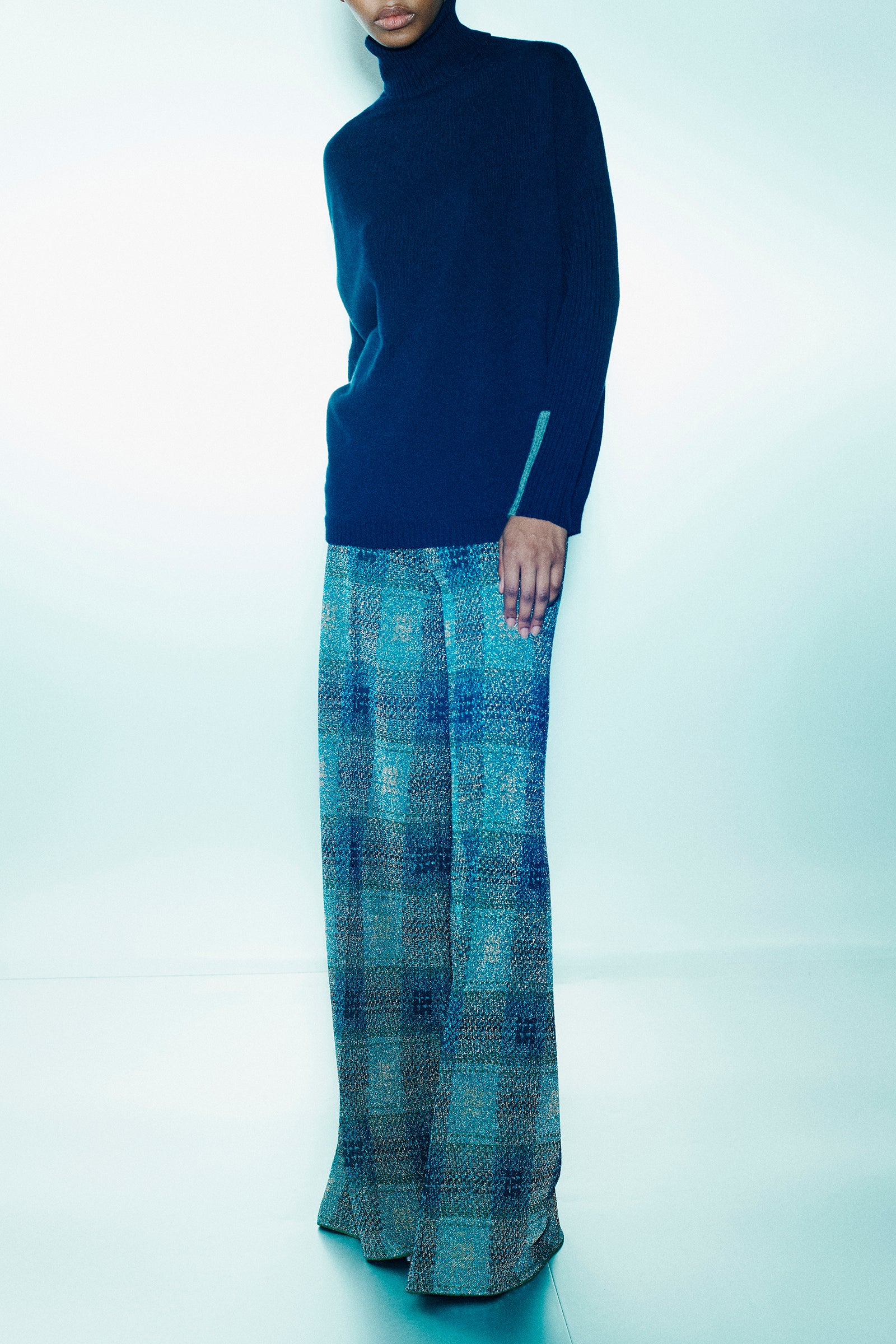 MAGLIA COLLO ALTO CON COSTE LUNGO LE MANICHE IN CASHMERE