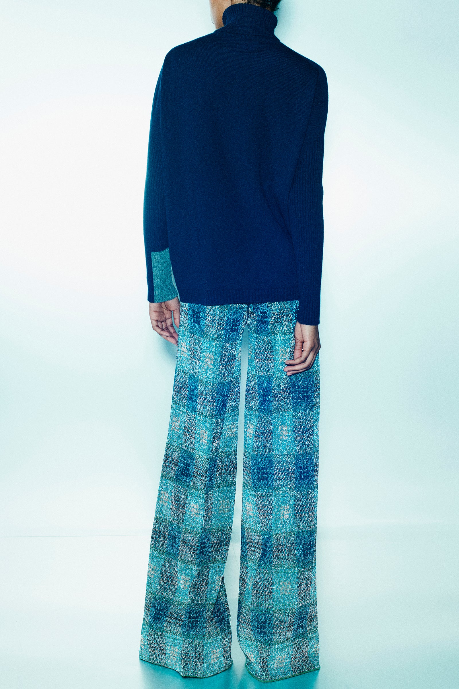 MAGLIA COLLO ALTO CON COSTE LUNGO LE MANICHE IN CASHMERE