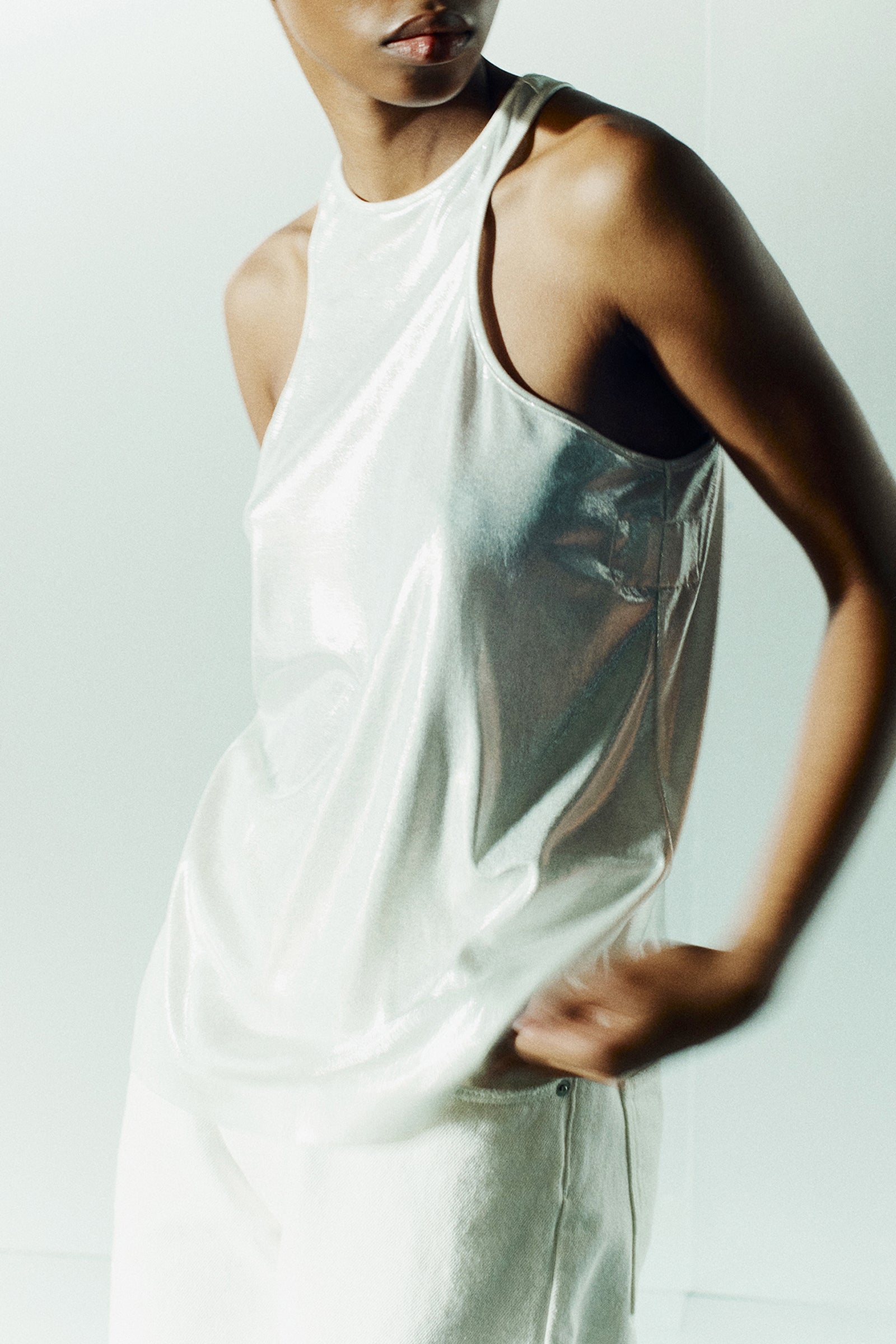 CANOTTA SCOLLO HALTER IN JERSEY SHINY