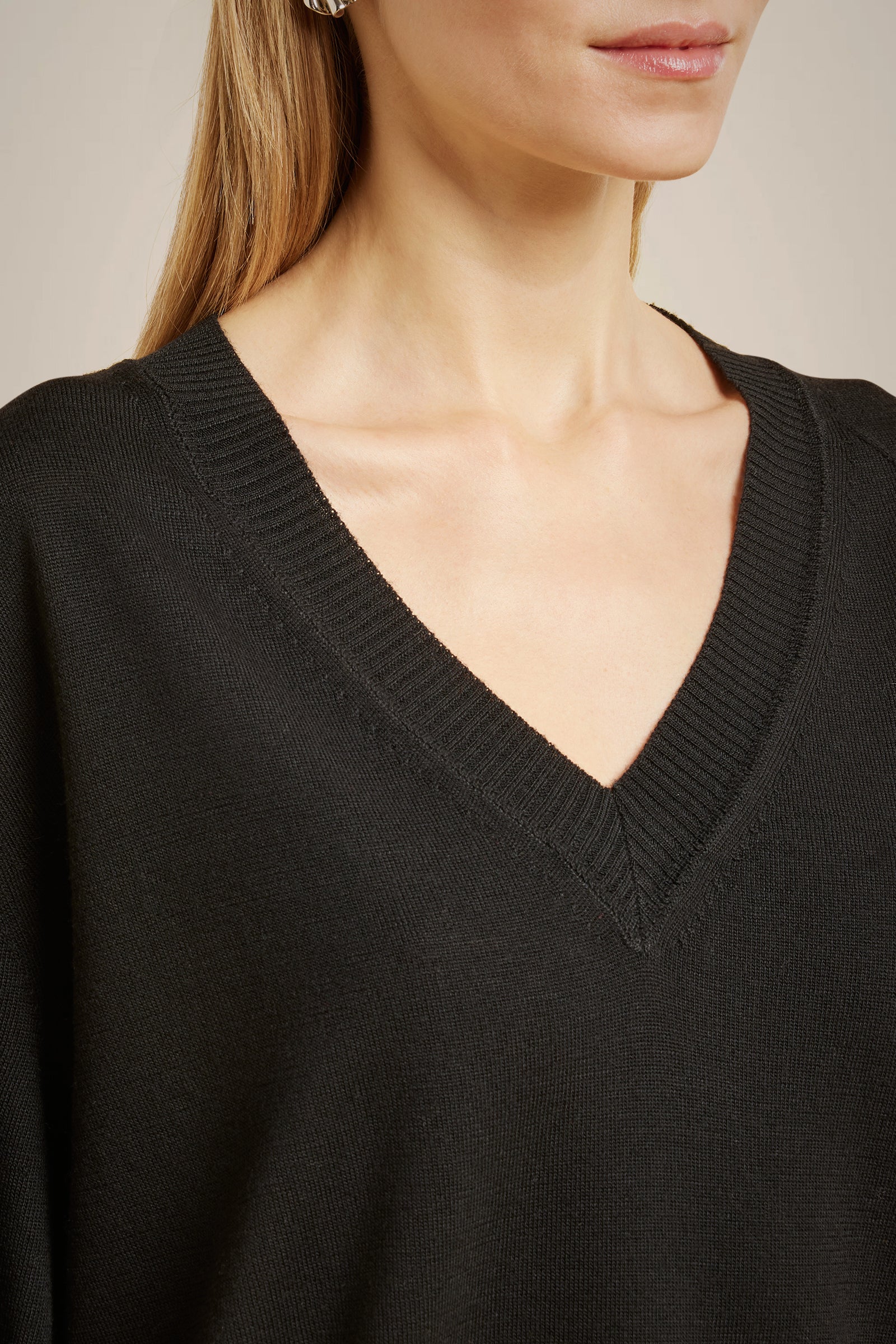 MAGLIA SCOLLO A V IN LANA MERINOS