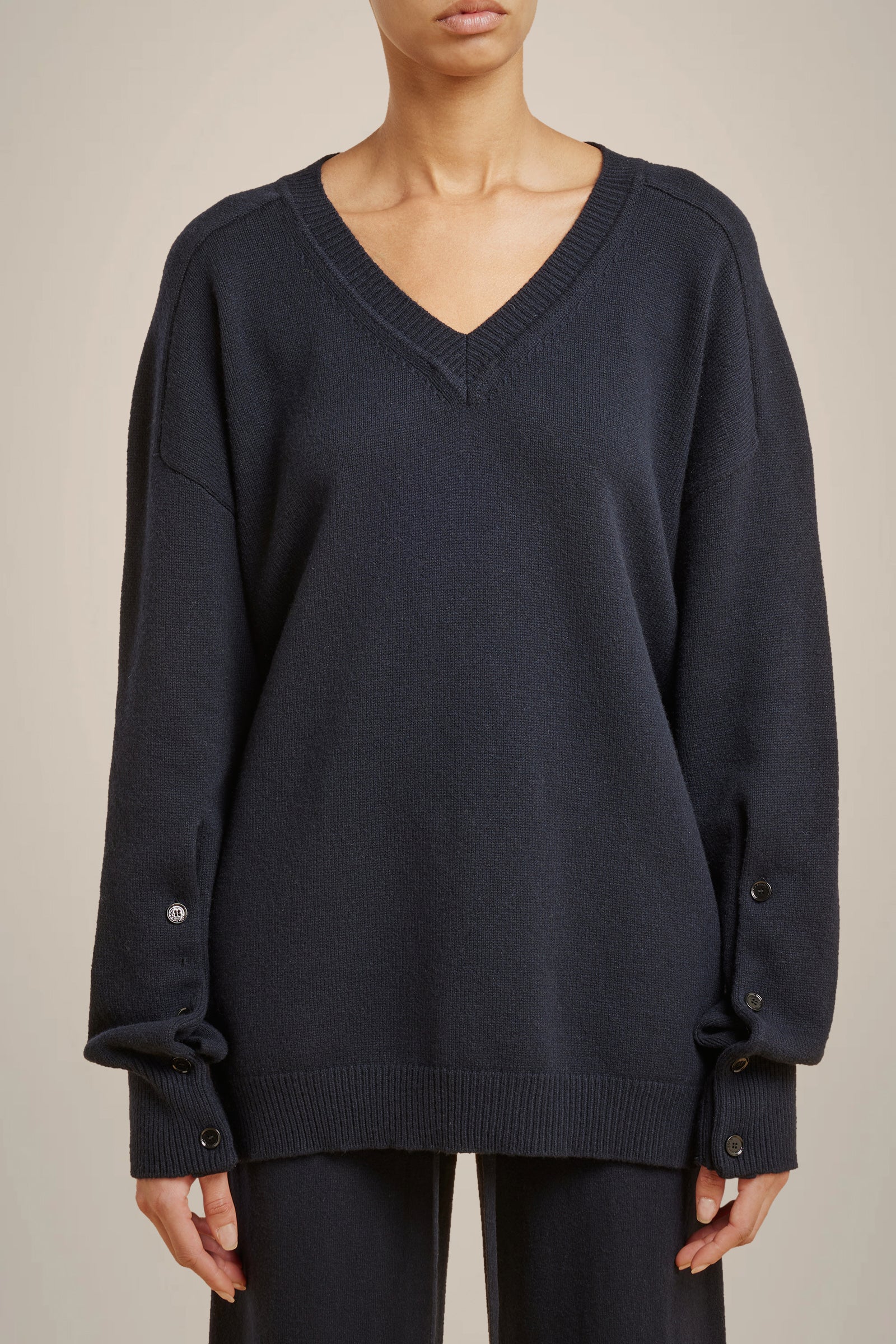 MAGLIA SCOLLO A V IN CASHMERE RICICLATO