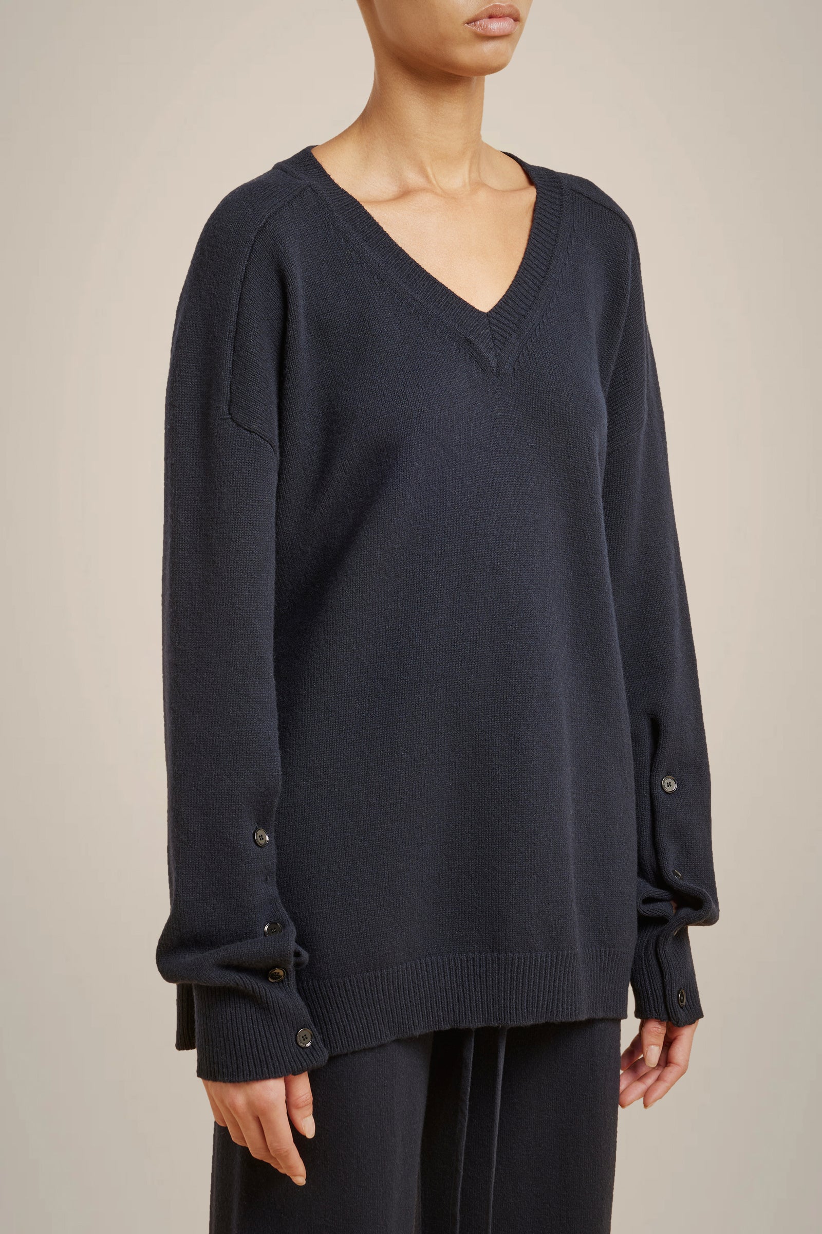 MAGLIA SCOLLO A V IN CASHMERE RICICLATO