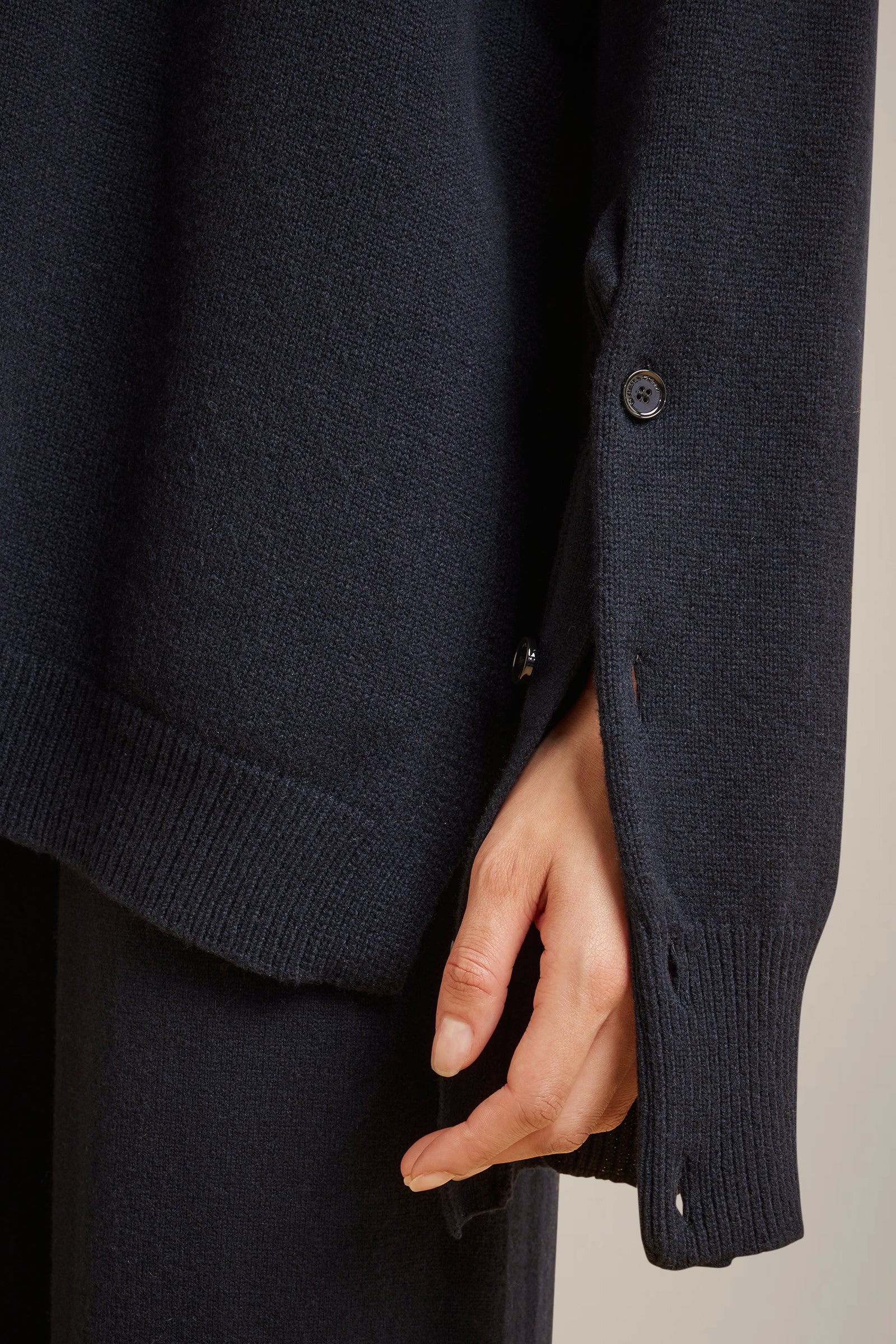 MAGLIA SCOLLO A V IN CASHMERE RICICLATO