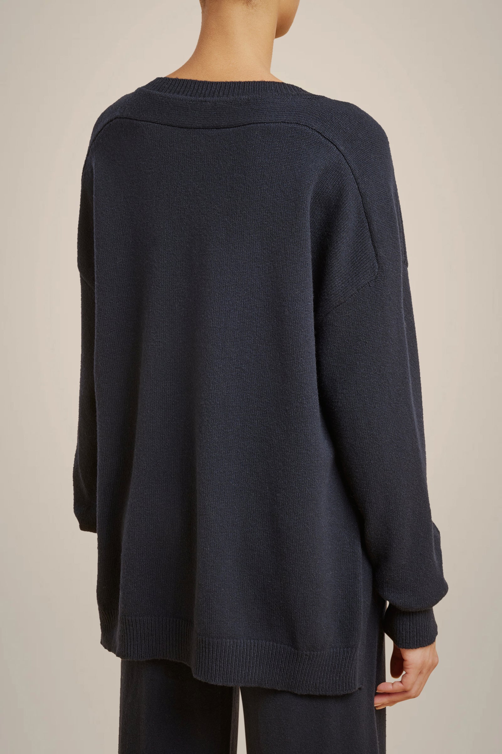 MAGLIA SCOLLO A V IN CASHMERE RICICLATO