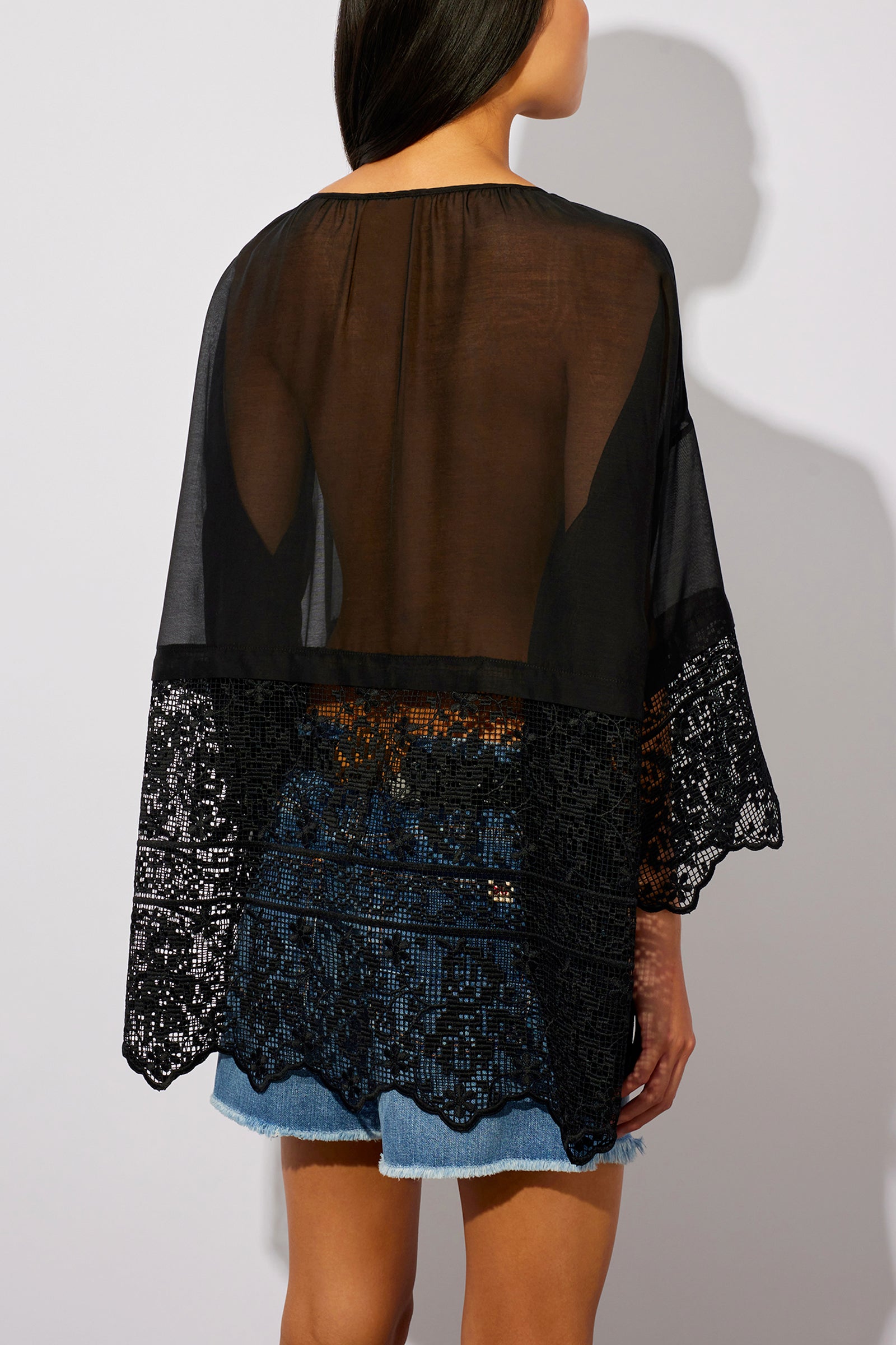 BLUSA IN MUSSOLA E PIZZO MACRAME'