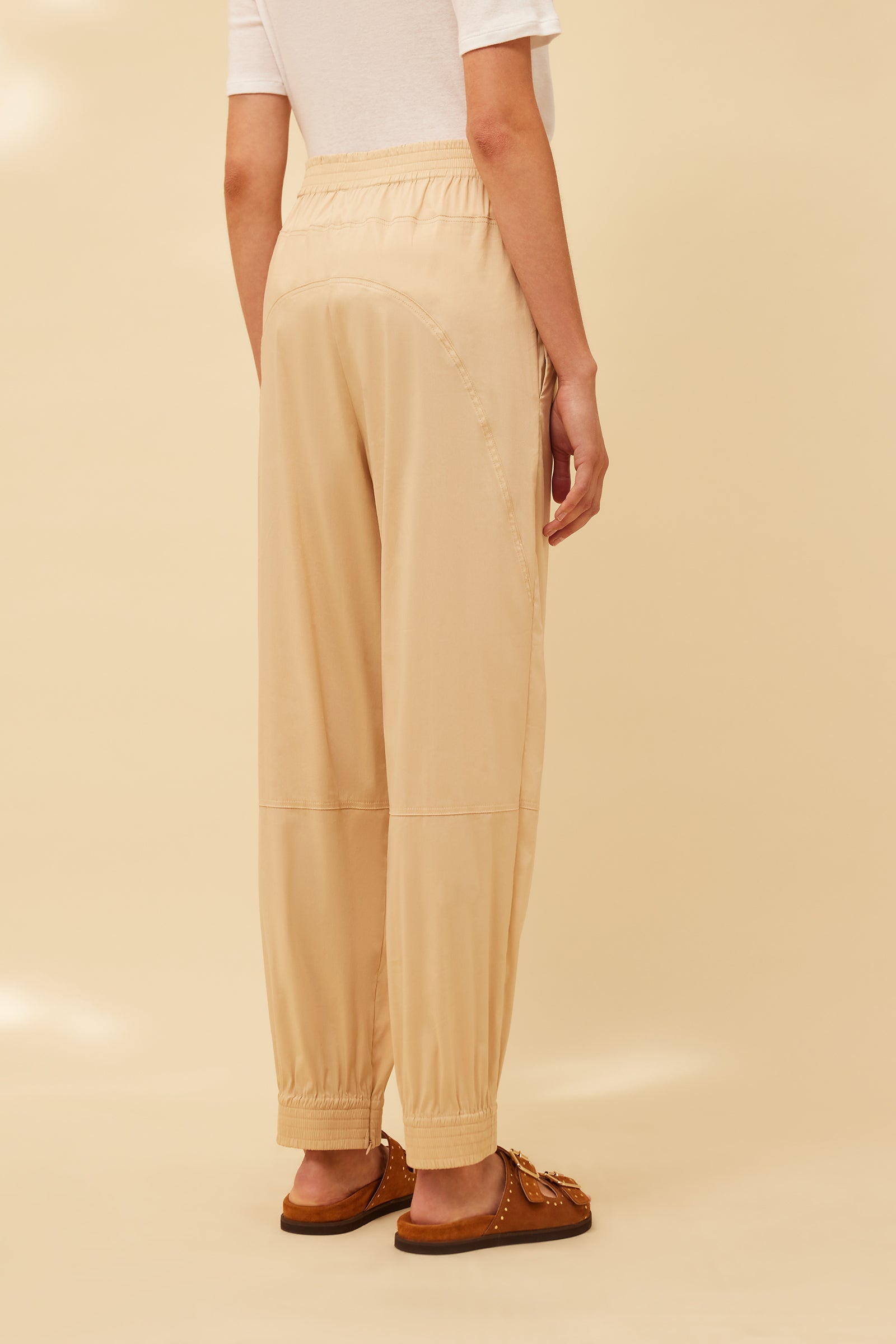 PANTALONE CON ELASTICO IN VITA