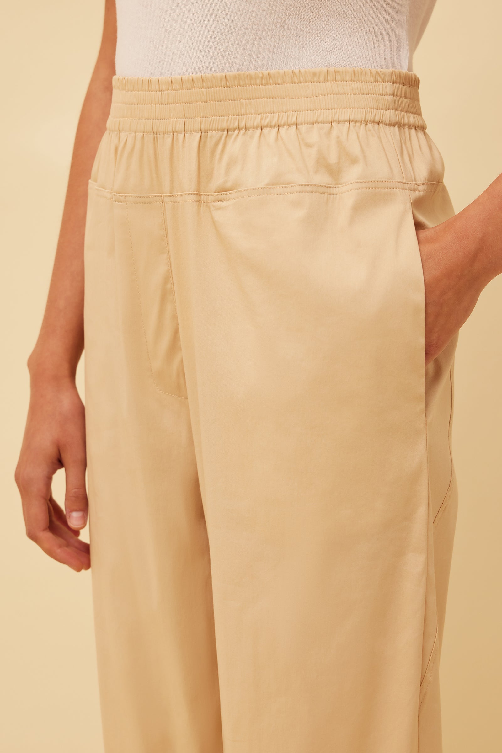 PANTALONE CON ELASTICO IN VITA