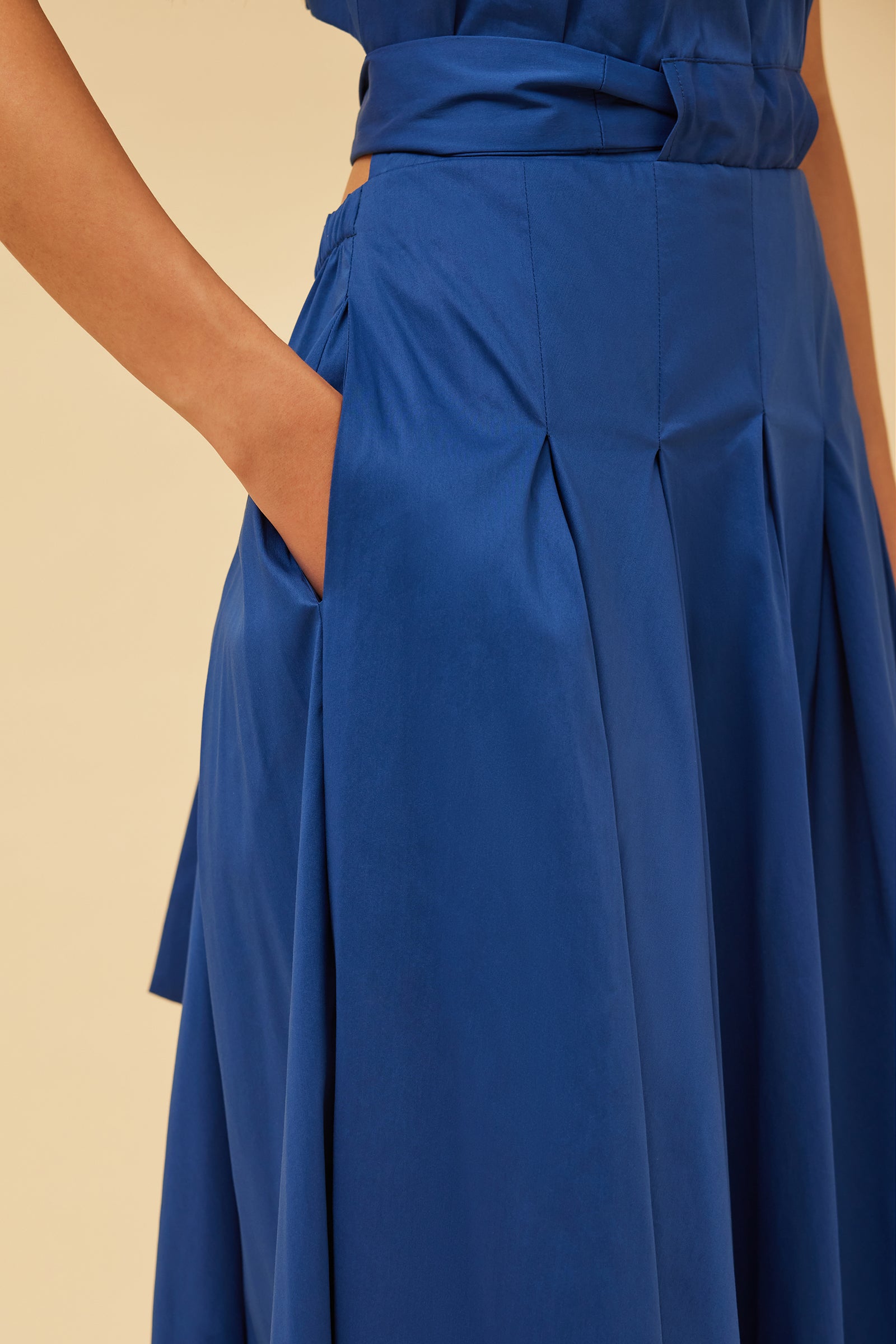 ABITO IN POPELINE CUT OUT