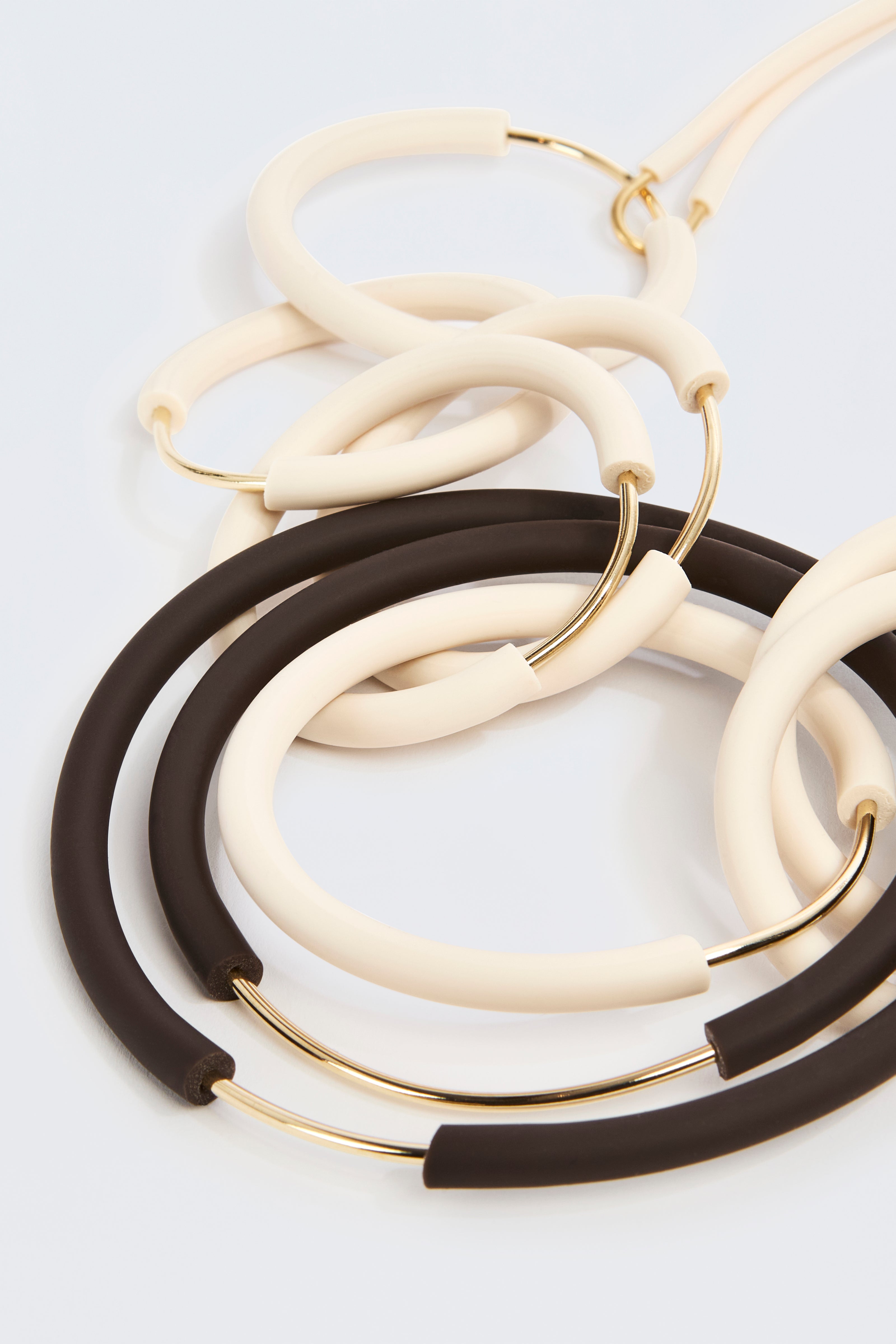 CHOKER WITH CIRCLE ELEMENTS