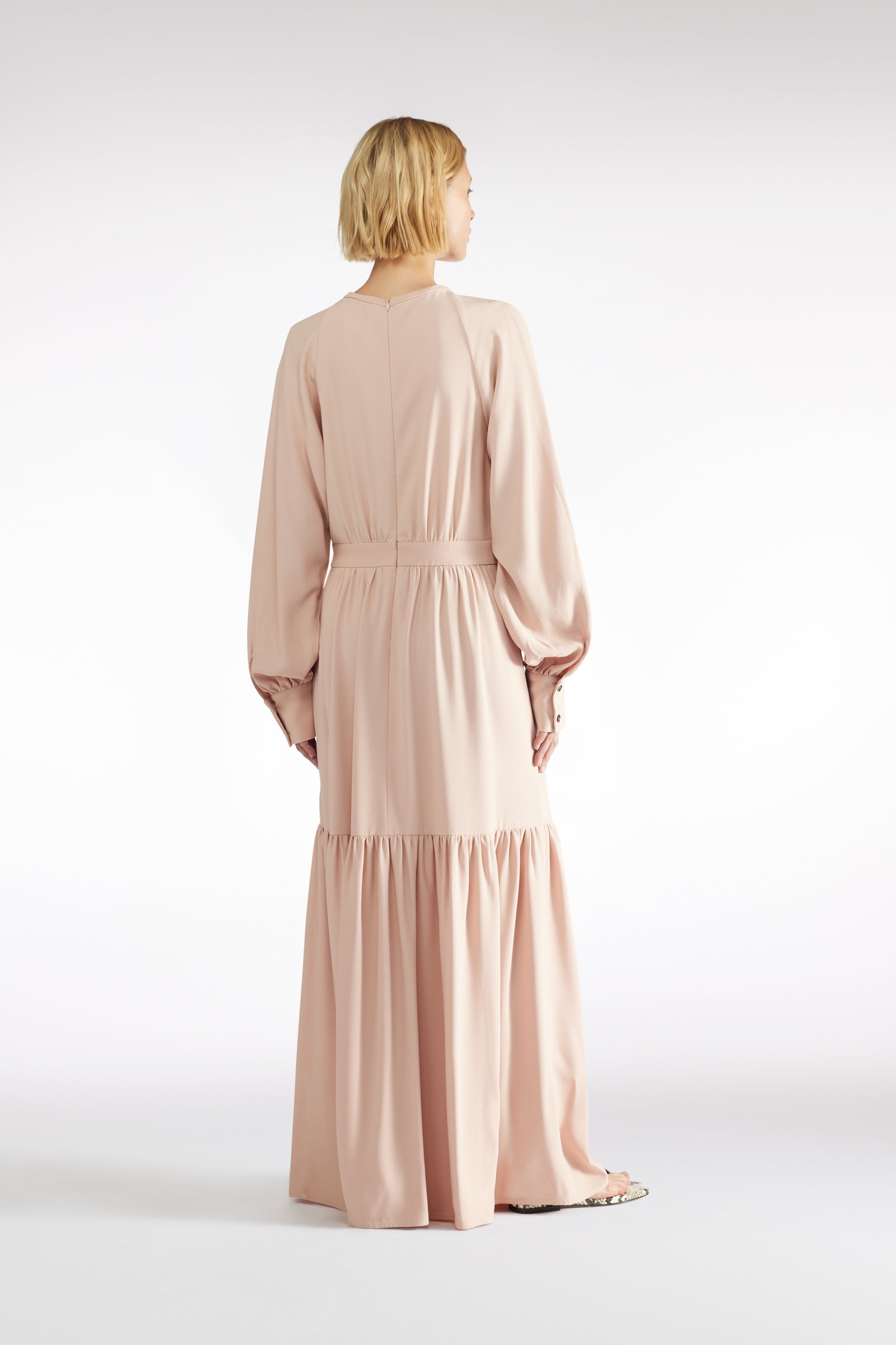 ABITO LUNGO CON BALZE