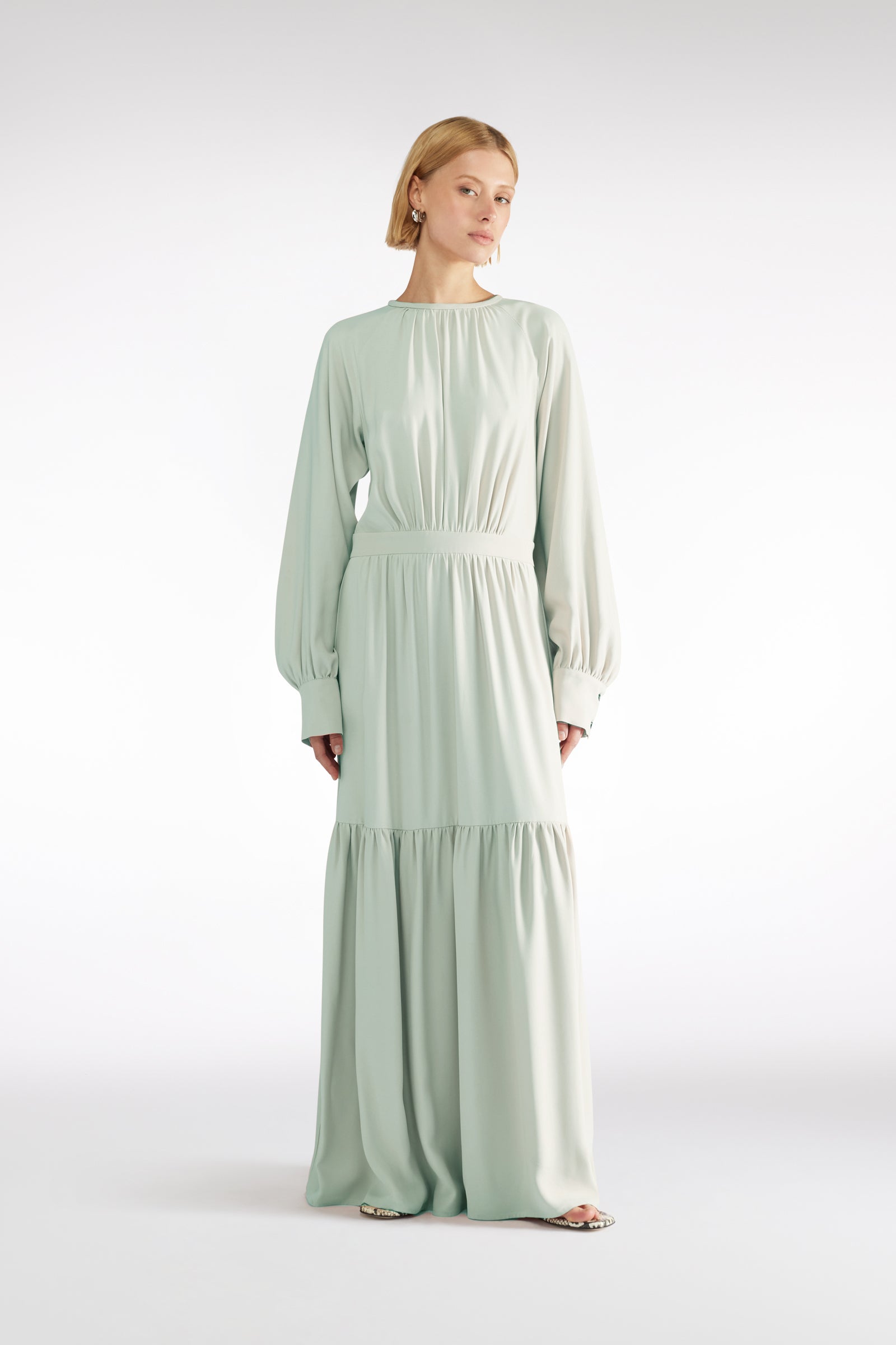 ABITO LUNGO CON BALZE