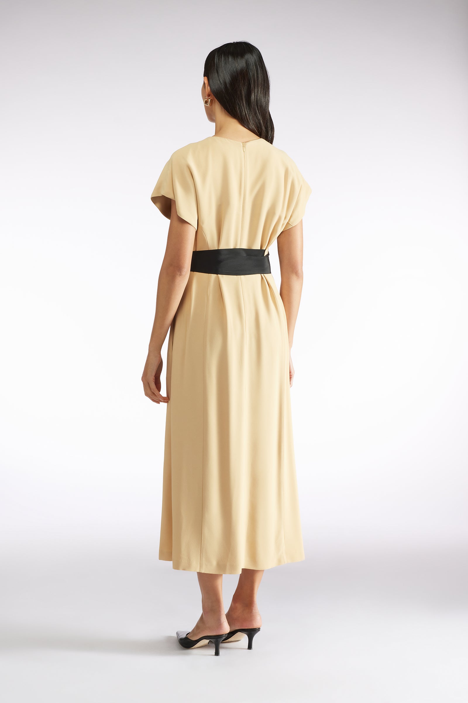 ABITO CON CINTURA IN RASO