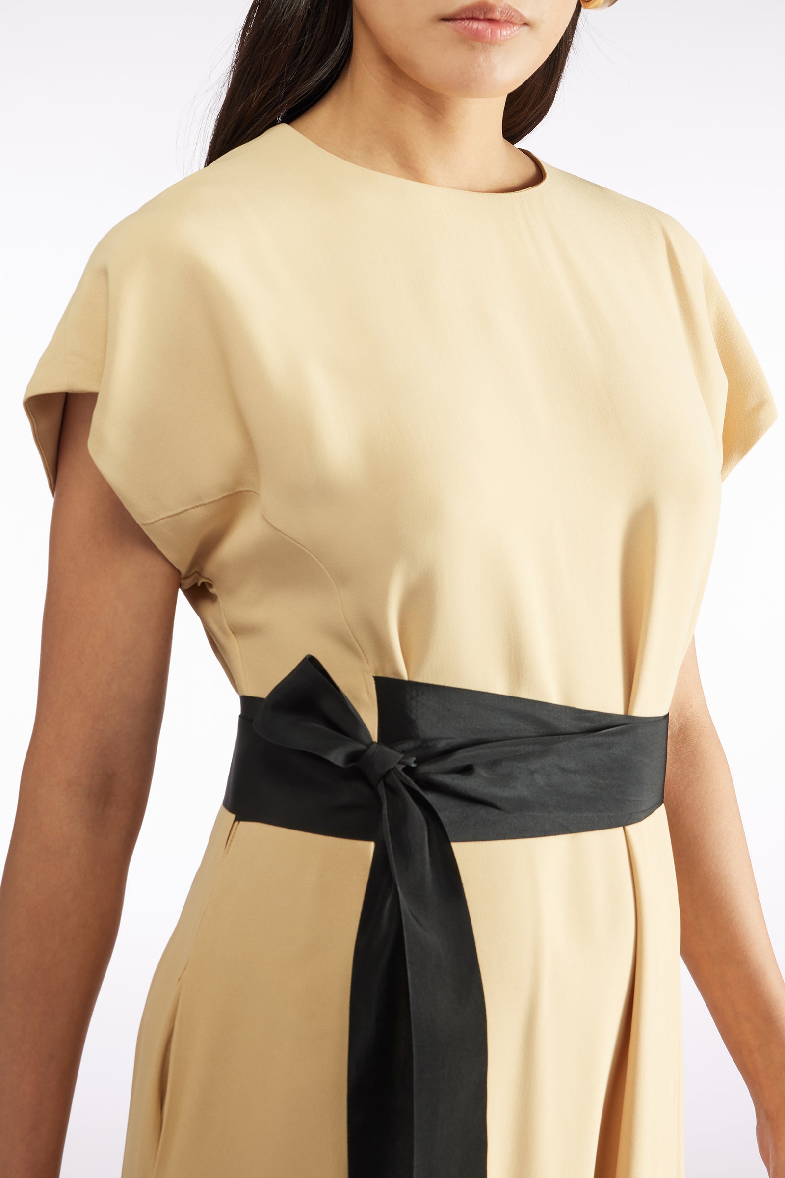 ABITO CON CINTURA IN RASO