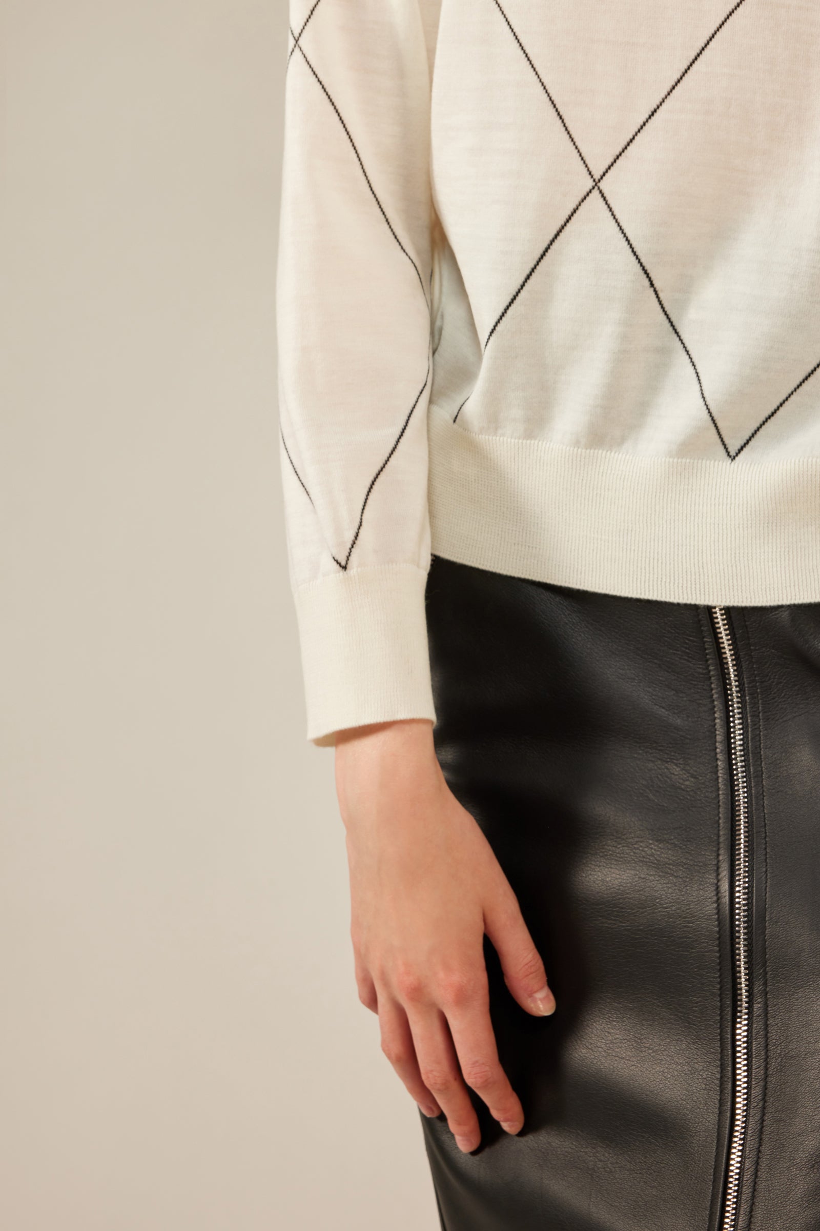 SWEATER WITH DIAMOND INLAY