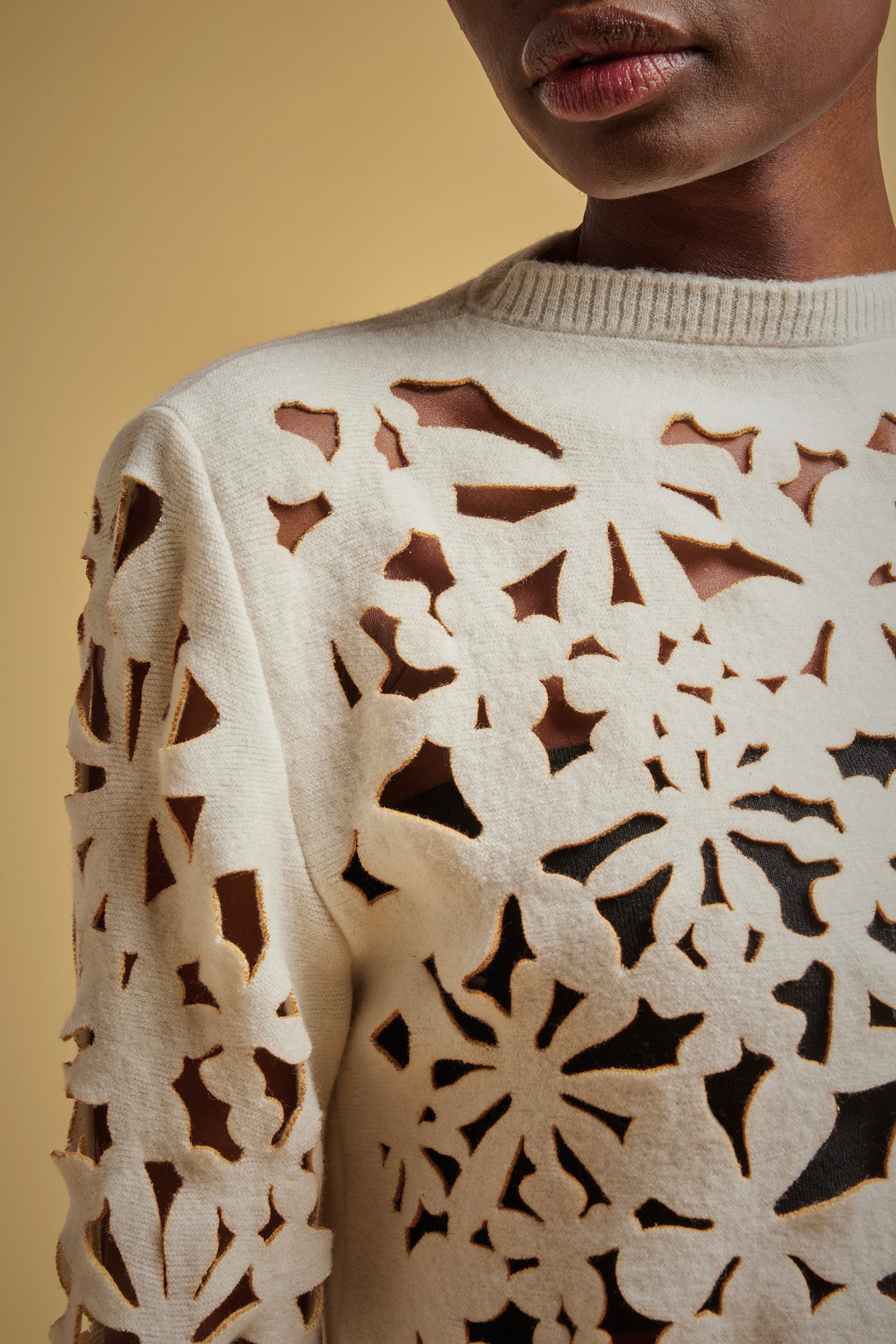 MAGLIA INTAGLIATA EFFETTO PIZZO