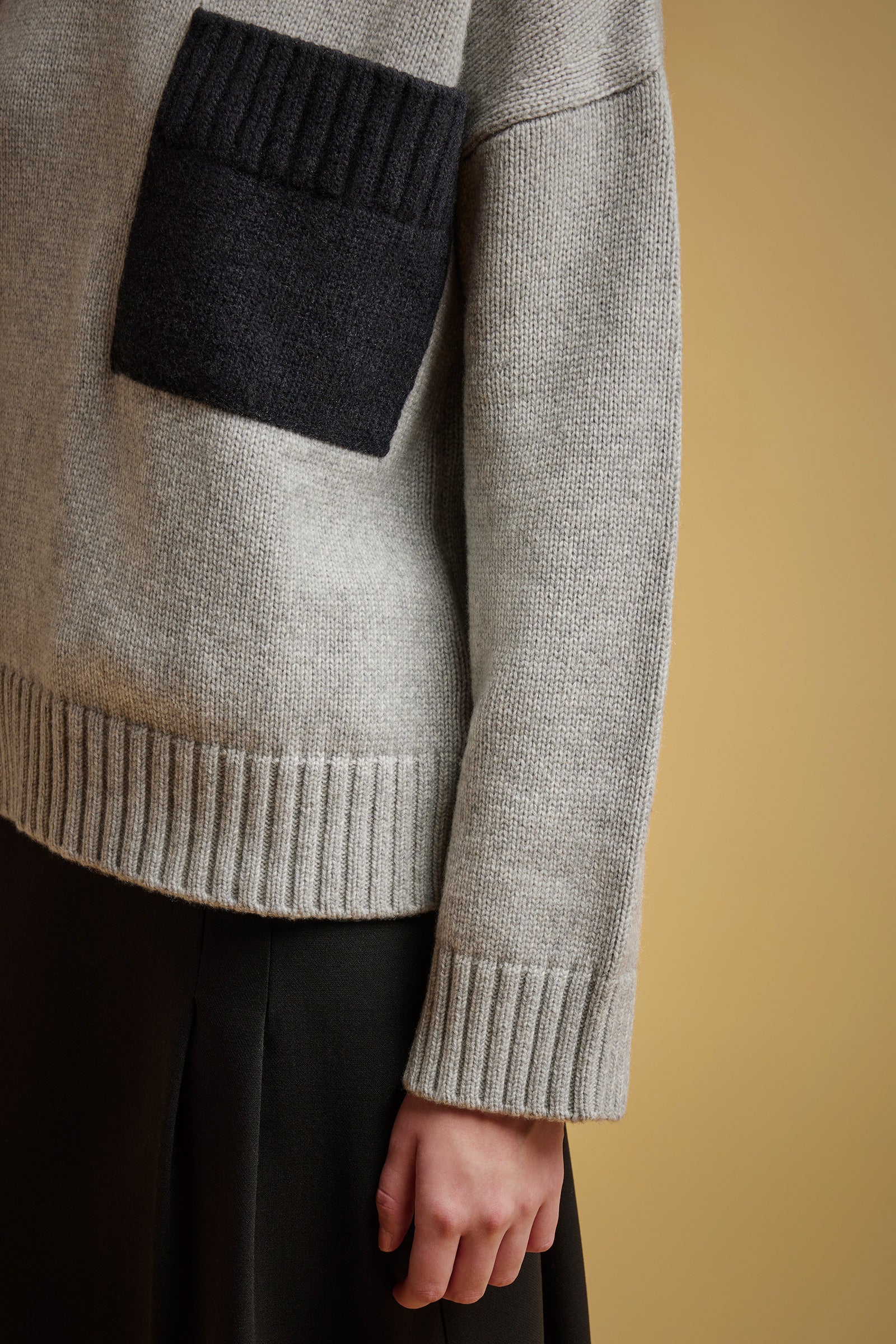 MAGLIA CASHMERE RICICLATO TASCA CONTRASTO