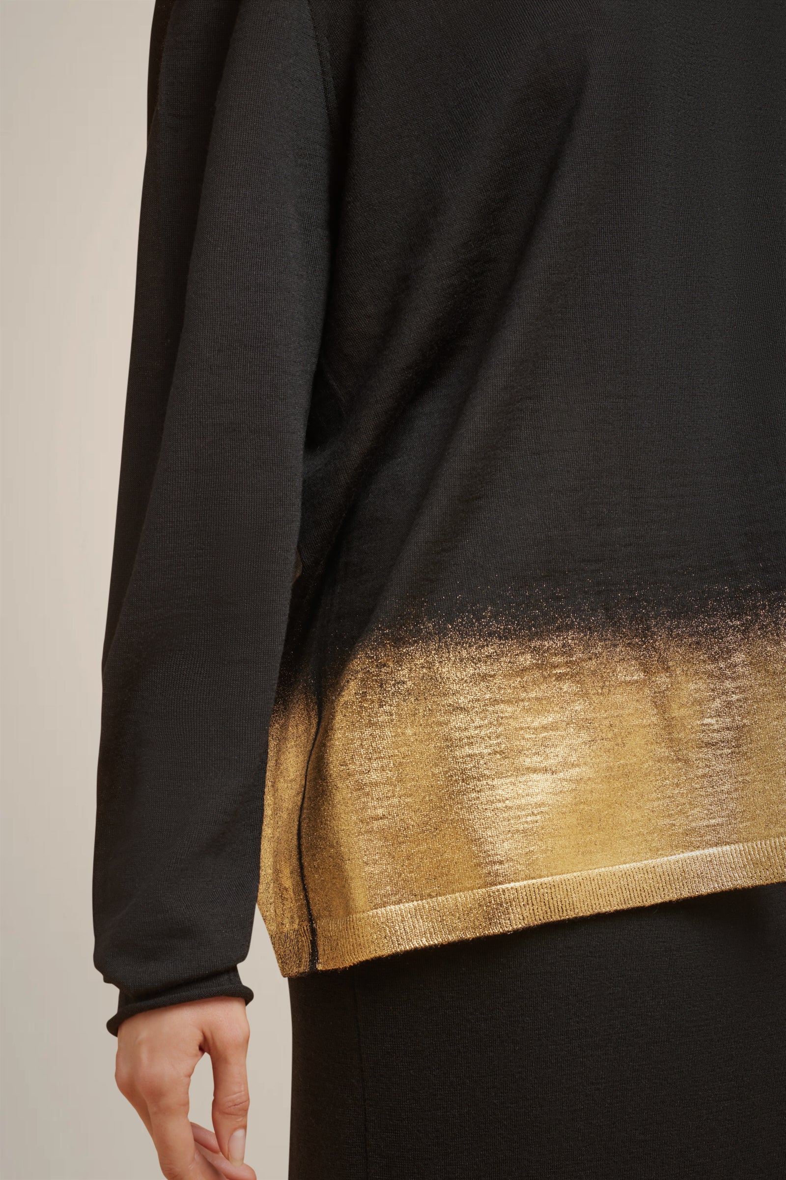 SWEATER WITH LAMINATED EDGE