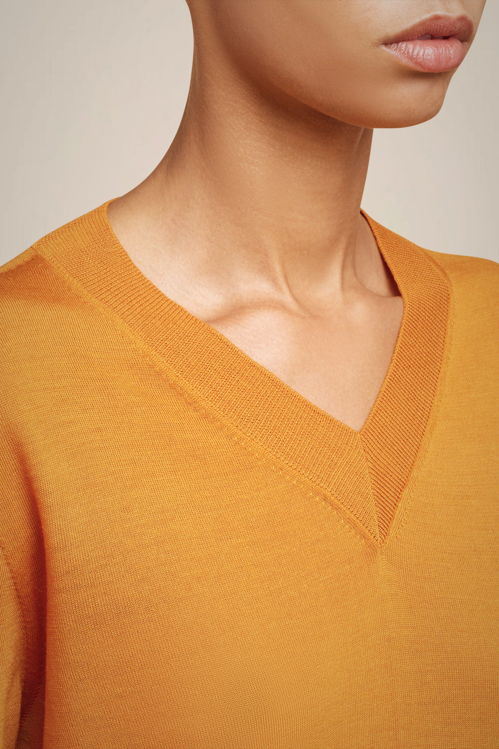 MAGLIA SCOLLO A V
