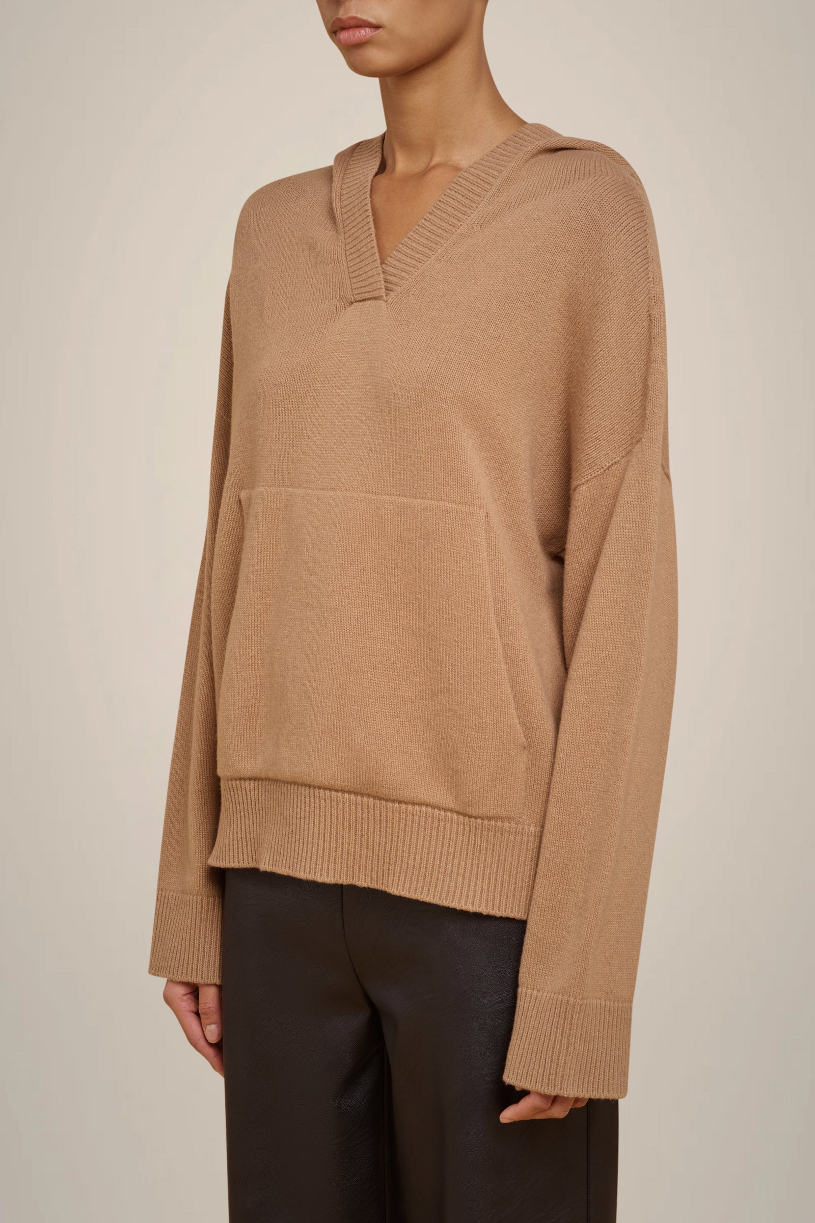 MAGLIA CON CAPPUCCIO