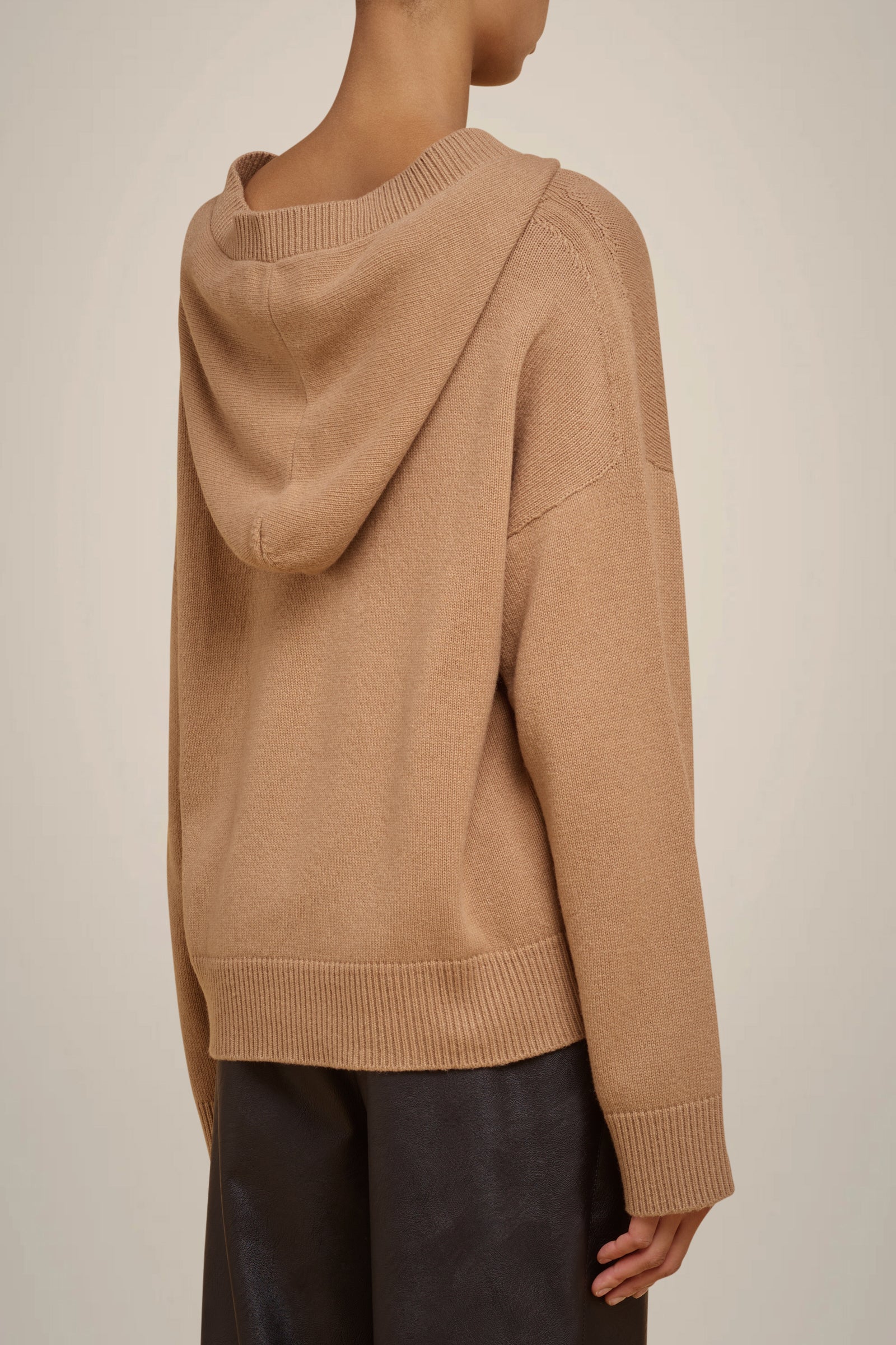 MAGLIA CON CAPPUCCIO