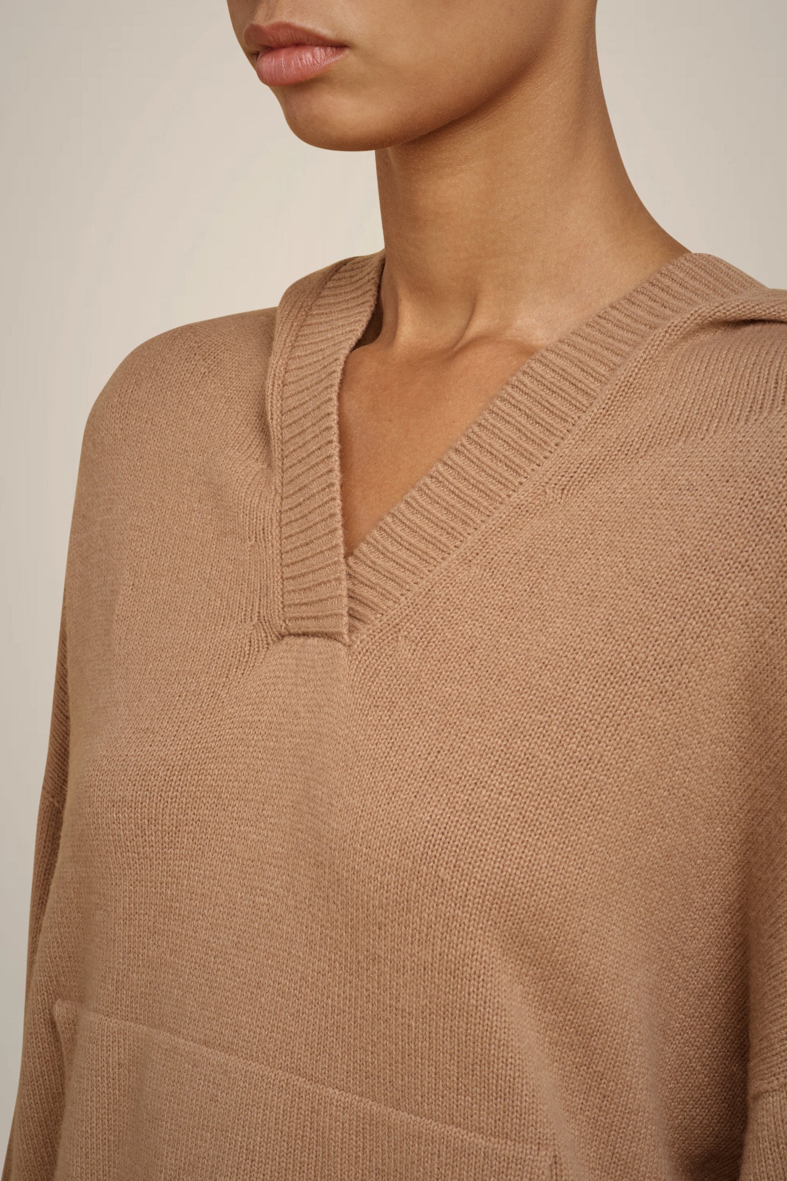MAGLIA CON CAPPUCCIO