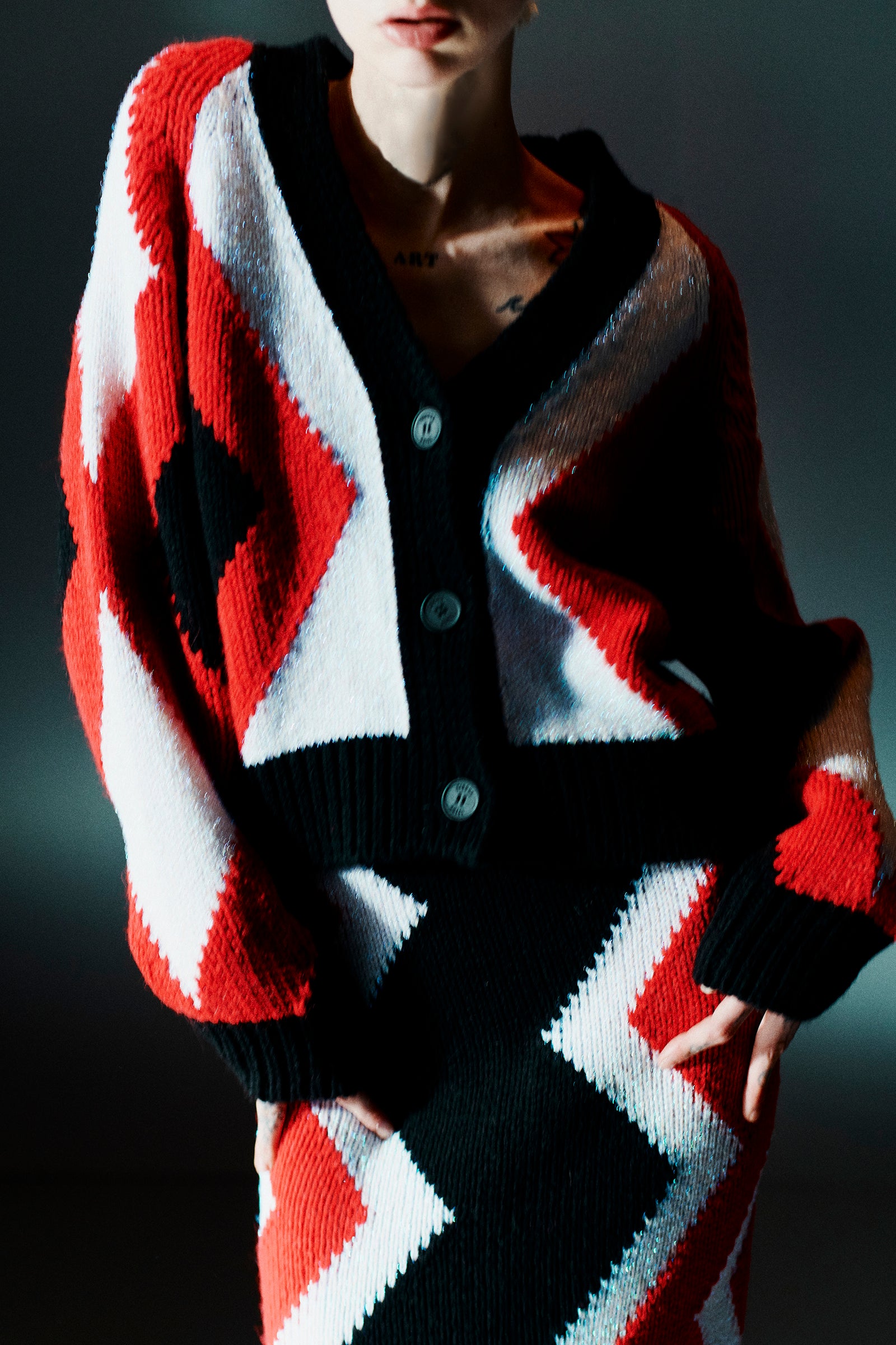 CARDIGAN CORTO A FANTASIA GEOMETRICA TRICOLORE