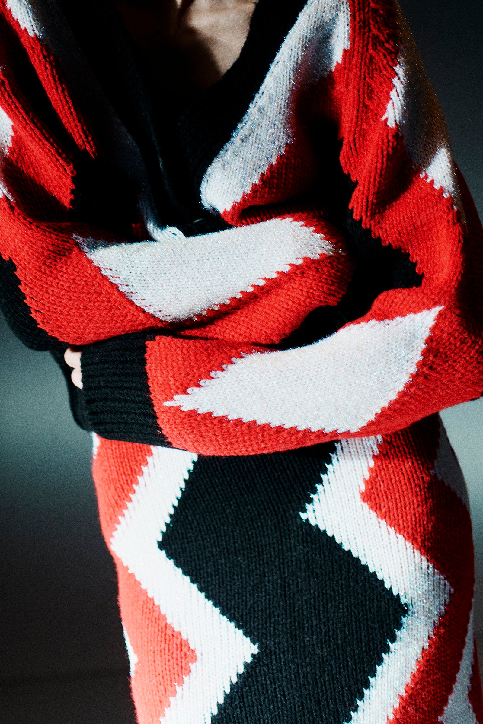 CARDIGAN CORTO A FANTASIA GEOMETRICA TRICOLORE