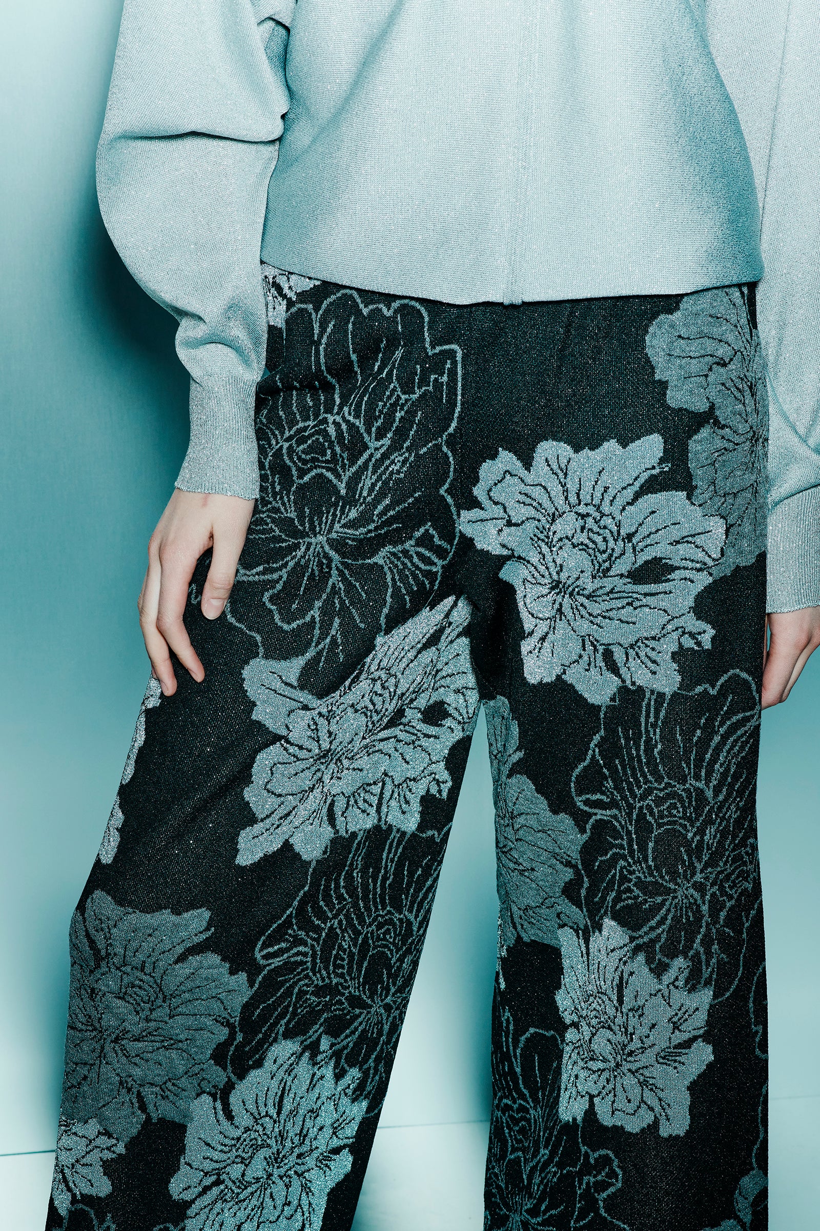 PANTALONE CROPPED CON DISEGNO FLOREALE