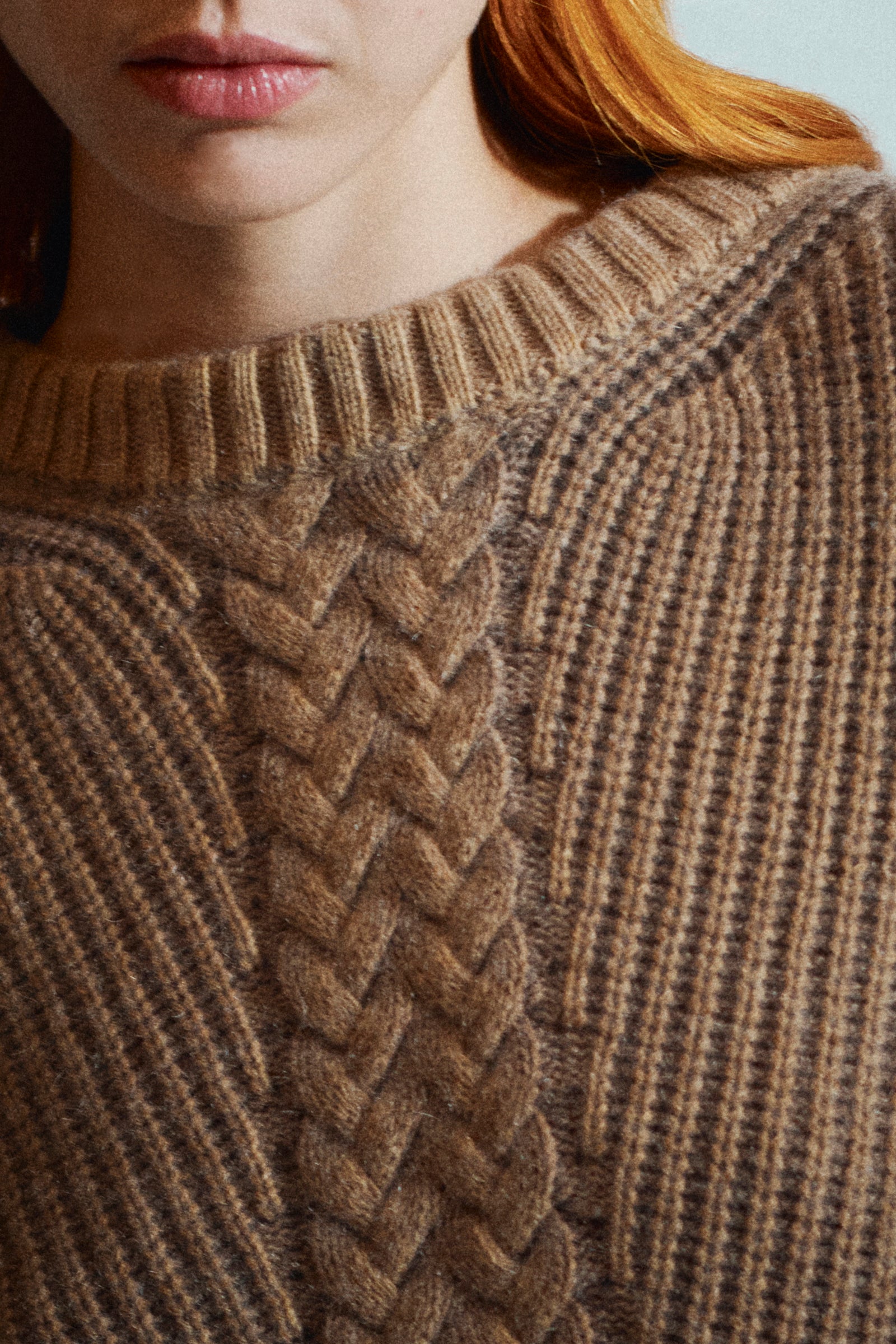 CREW NECK SWEATER WITH CABLE-KNIT PATTERN