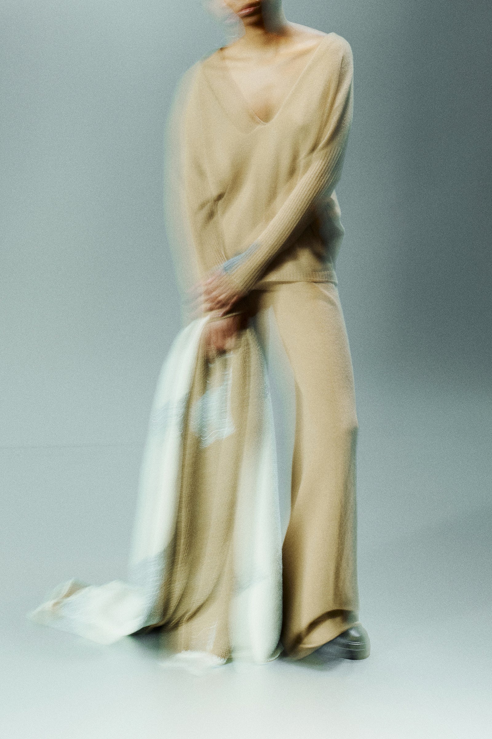 CASHMERE V-NECK SWEATER