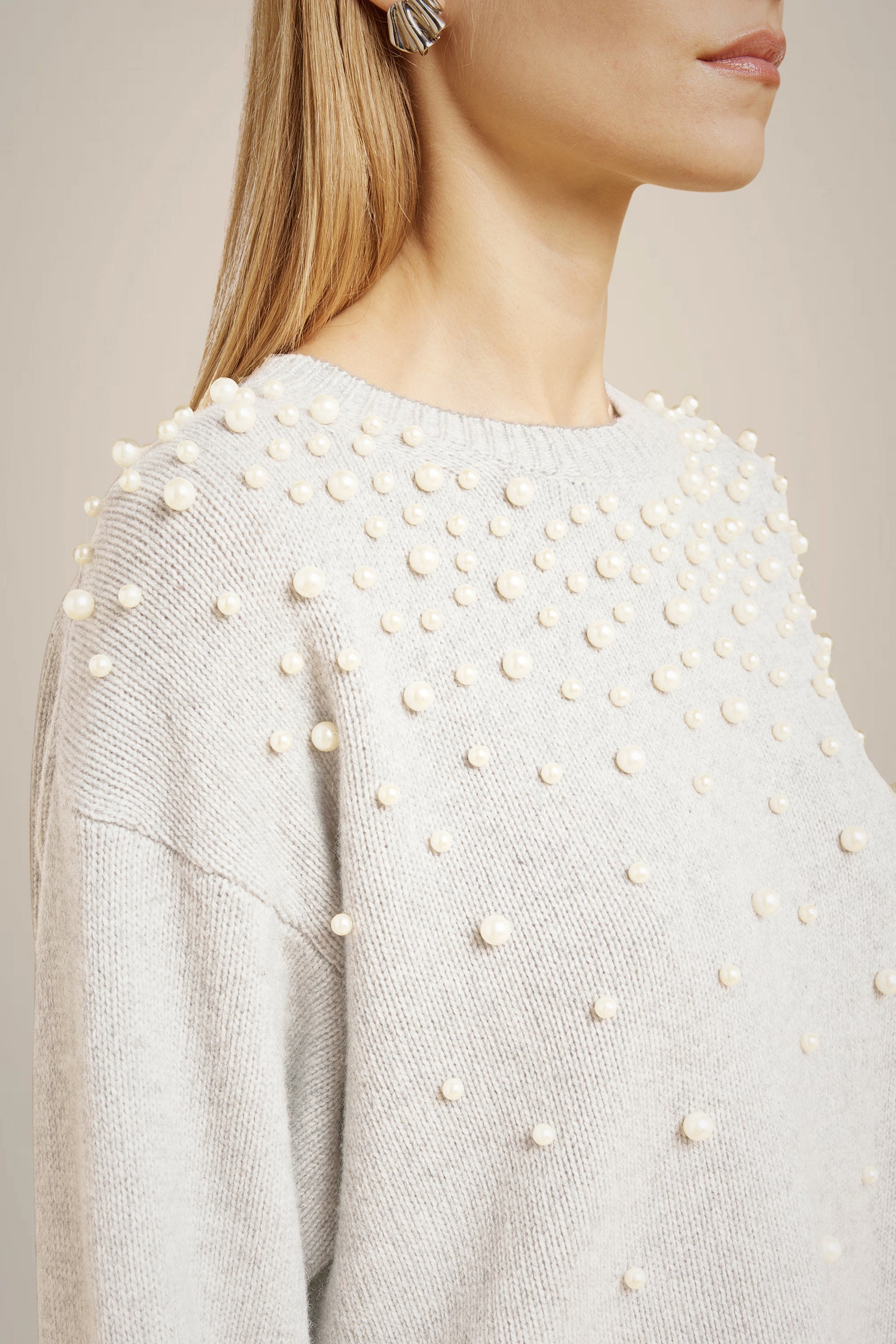 MAGLIA CON PERLE IN CASHMERE RICICLATO