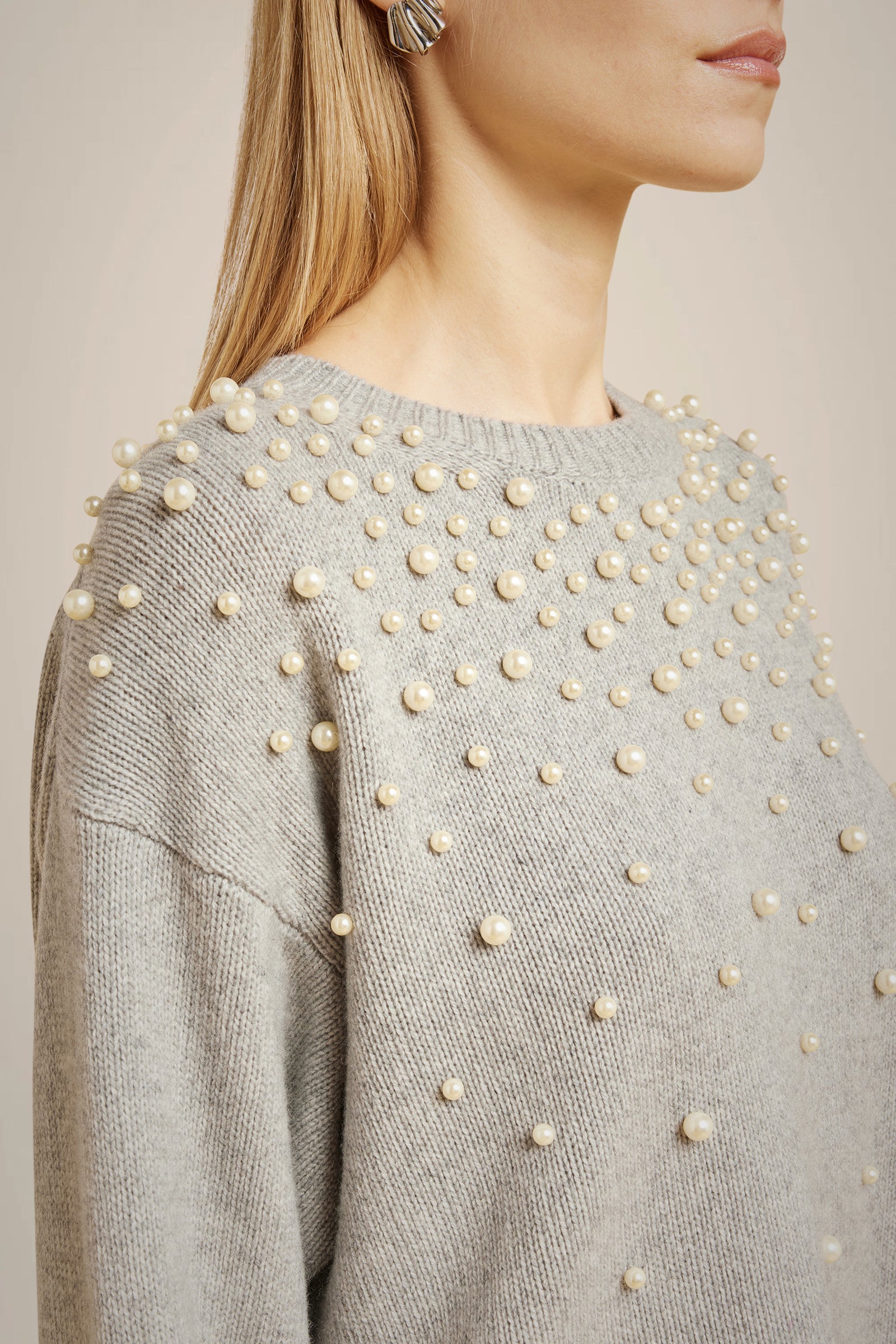 MAGLIA CON PERLE IN CASHMERE RICICLATO